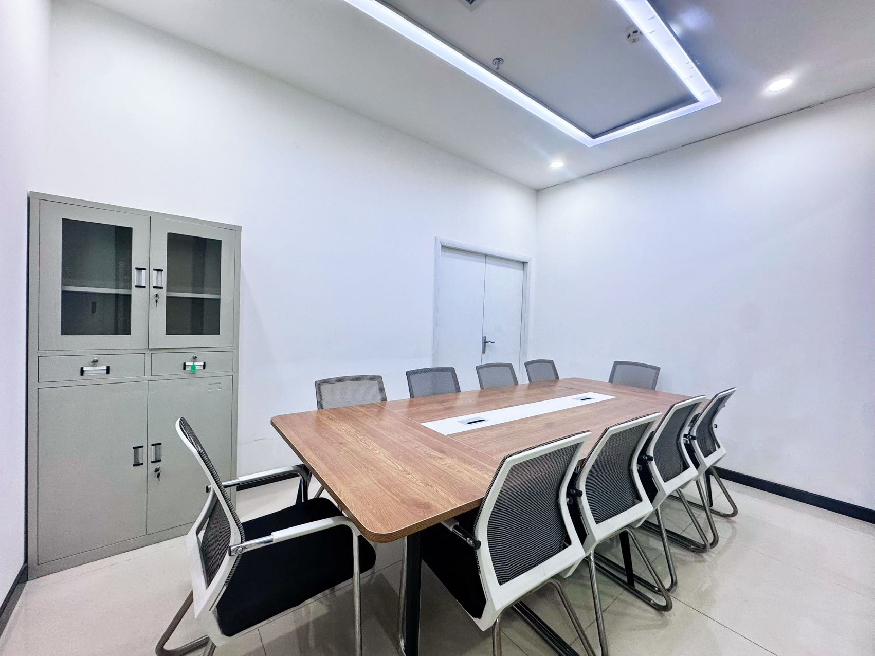 天府二街甲级楼盘 24小时空调 套租 3隔间15工位 含物业费 雄川金融中心办公室出租