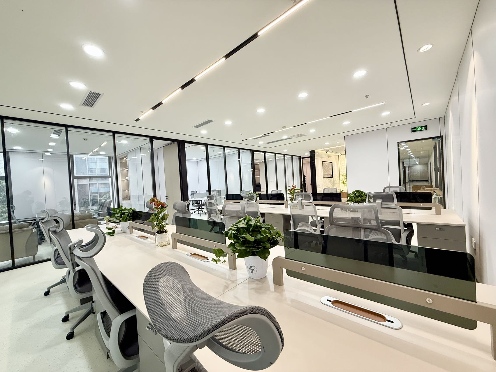 南边6号线金石路地铁口 优质双面采光 336平 6隔间24工位 24小时空调 报价特价含物业 中鼎国际办公室出租