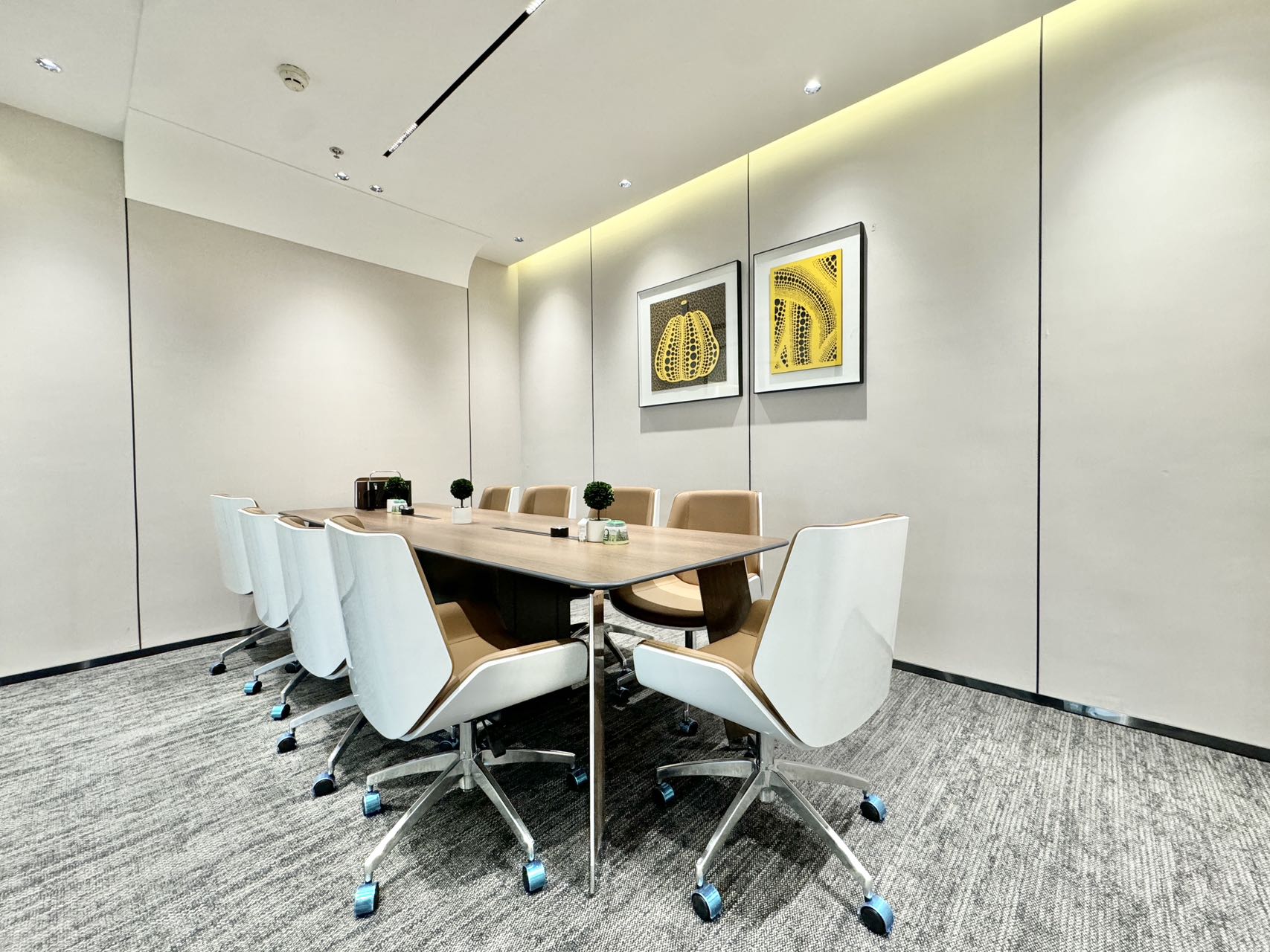 市中心东门大桥地铁口 套租 5隔间24工位 电梯口旁边 装修新颖 采光视野好 时代1/8号办公室出租