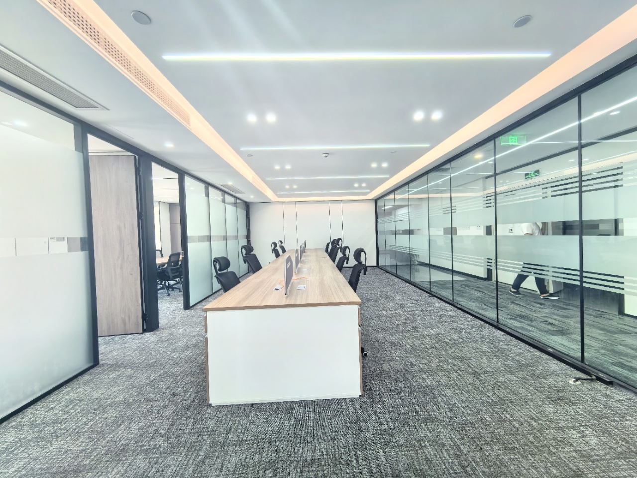 锦江区偏南 193平 4隔间16工位 新产品装修 性价比高 户型方正 交通生活都方便 汇融创客广场办公室出租