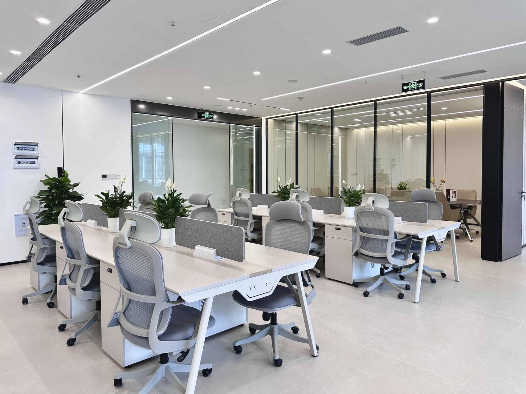 金融城甲级楼盘 套租优质户型 3隔间12工位 带大老板间超大会议室室 适合接待 精装带家具 近地铁 中航国际广场办公室出租