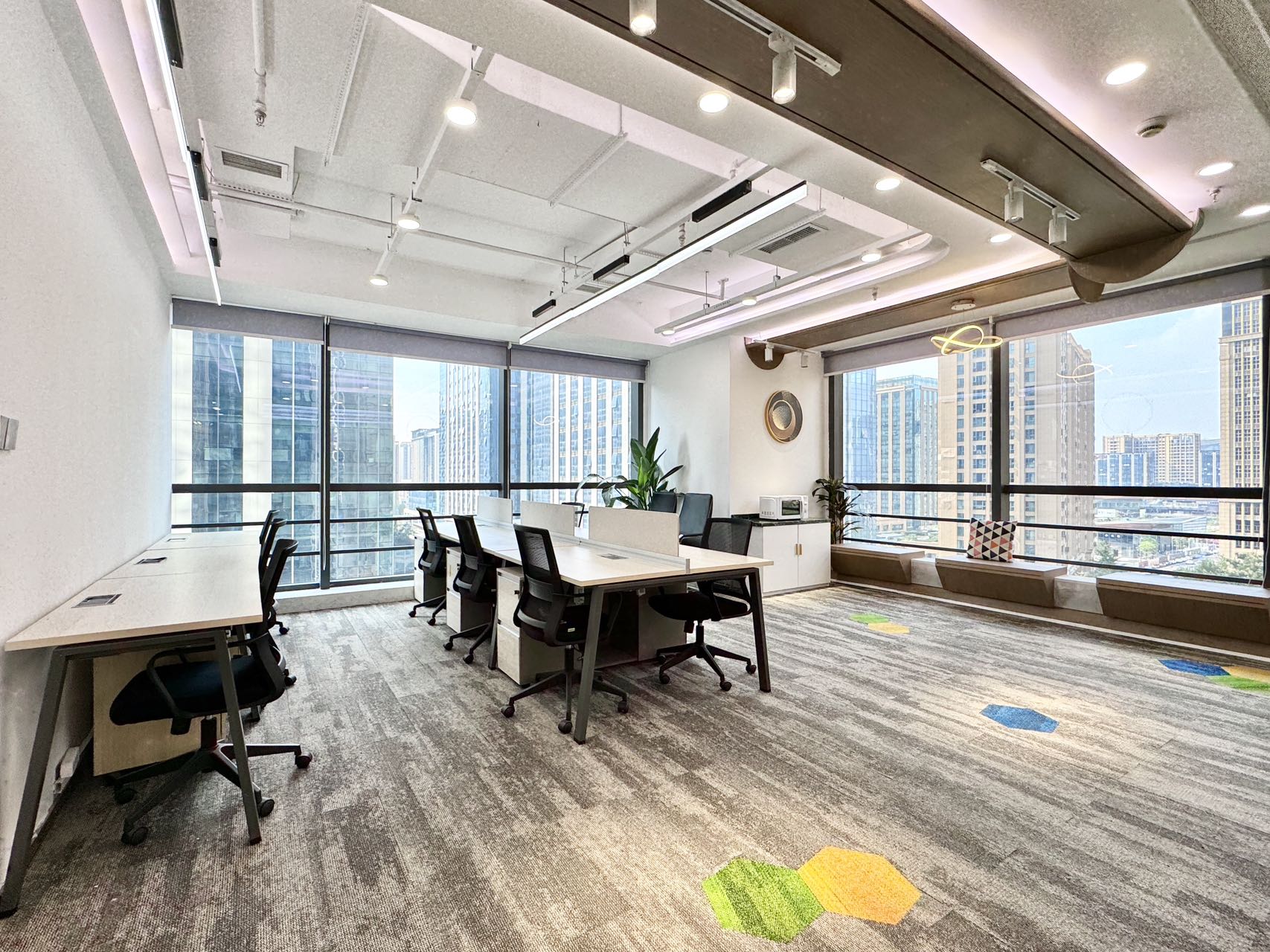 天府二街精选户型 5隔间29工位有接待休息区 双面采光 视野巴适 带家具 蜀都中心办公室出租
