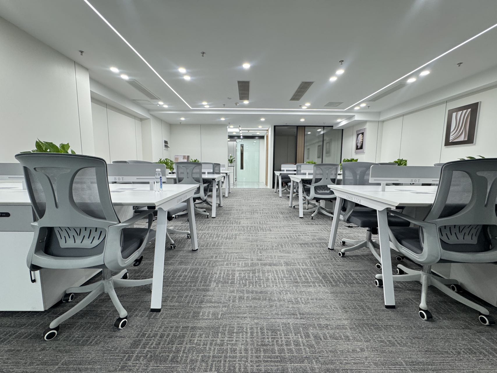 春熙路甲写精装正对电梯口 282平 4隔间28工位 工区24小时空调 大老板间 带共享会议室茶室 银石广场办公室出租