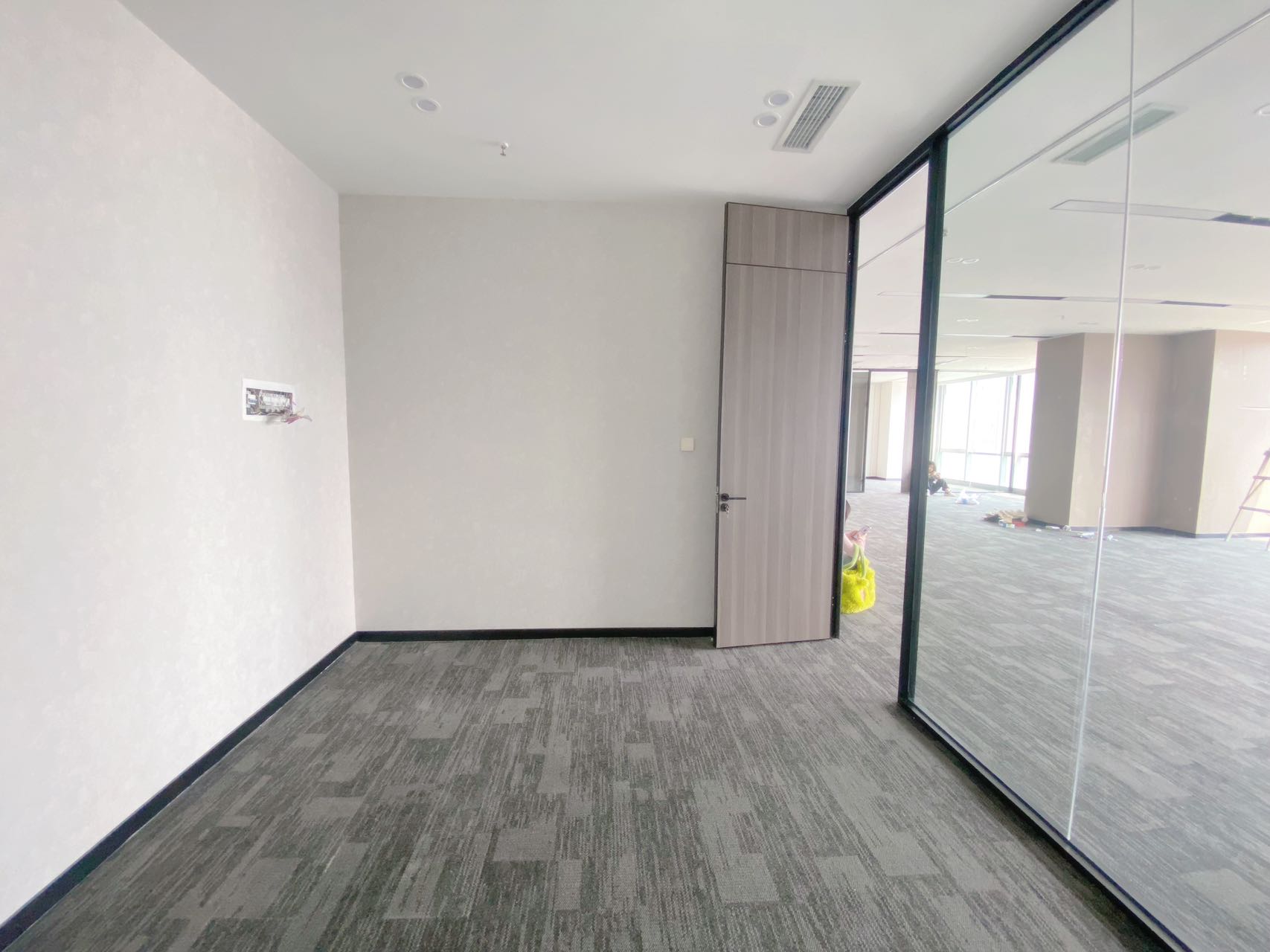 高新区24小时空调甲写楼盘 236平方 4隔间31工位  电梯口 采光视野巴适 带家具 晶科一号办公室出租