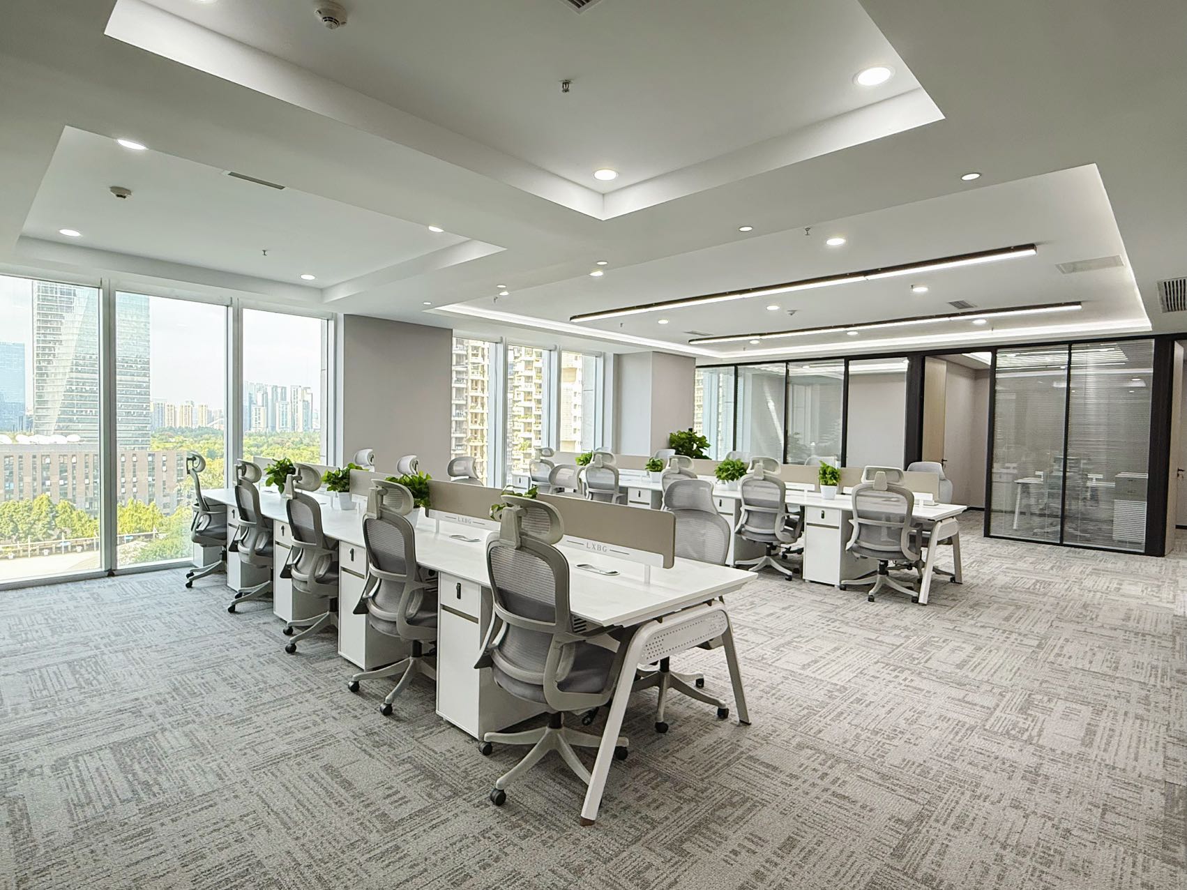 世纪城超甲楼盘 439平 6隔间36工位 视野巴适 采光面大 看天府大道 地铁口户型 棕榈泉国际中心办公室出租