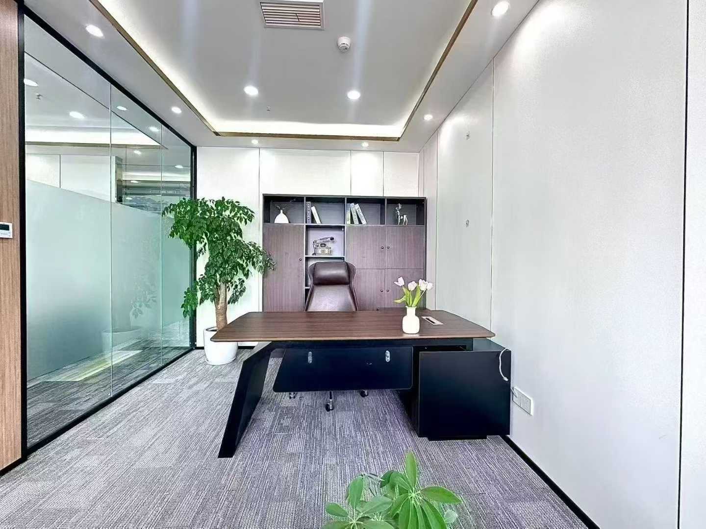 成华区东三环外侧一点 8号线龙潭寺地铁口 服务面积240平 4隔间18工位 24小时空调 博汇大厦办公室出租