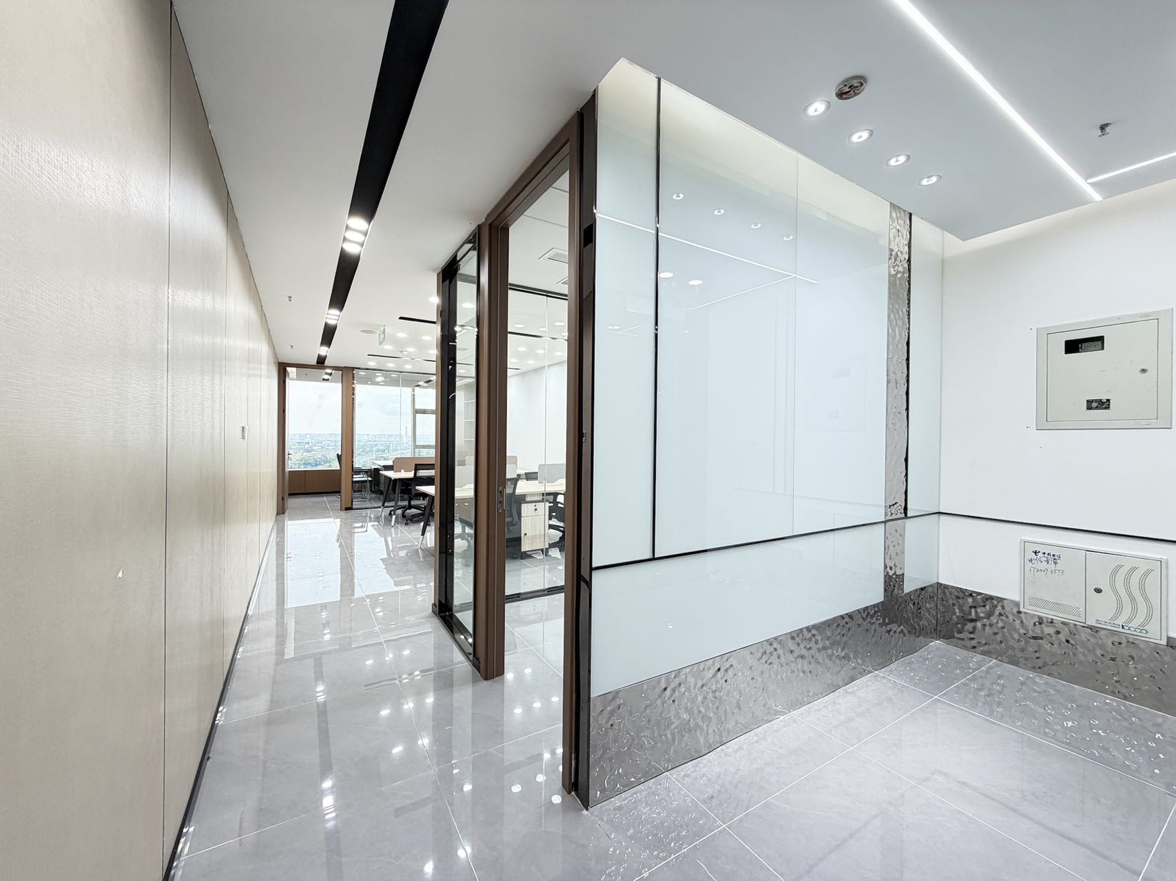 环球中心创业小面积出租 西区朝外 老板间视野巴适 2隔间12工位 按套含物费出租 办公室出租