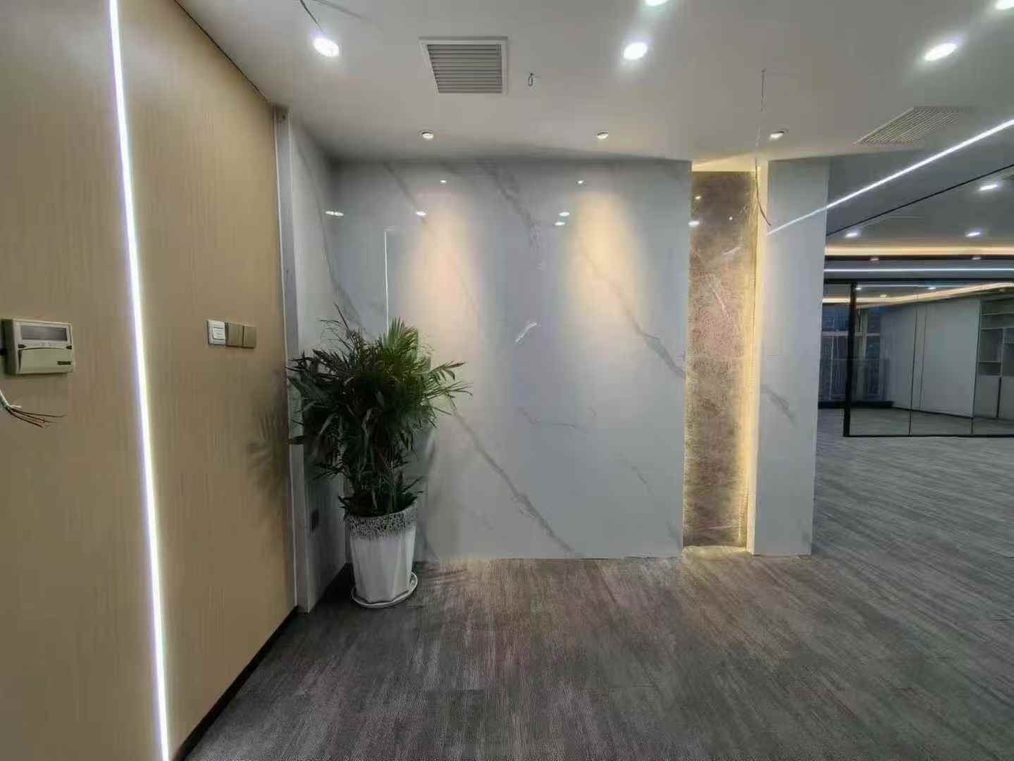 天府三街甲级178平 3隔间20工位 落地窗 户型方简约大方 报价含物业费 香年广场办公室出租