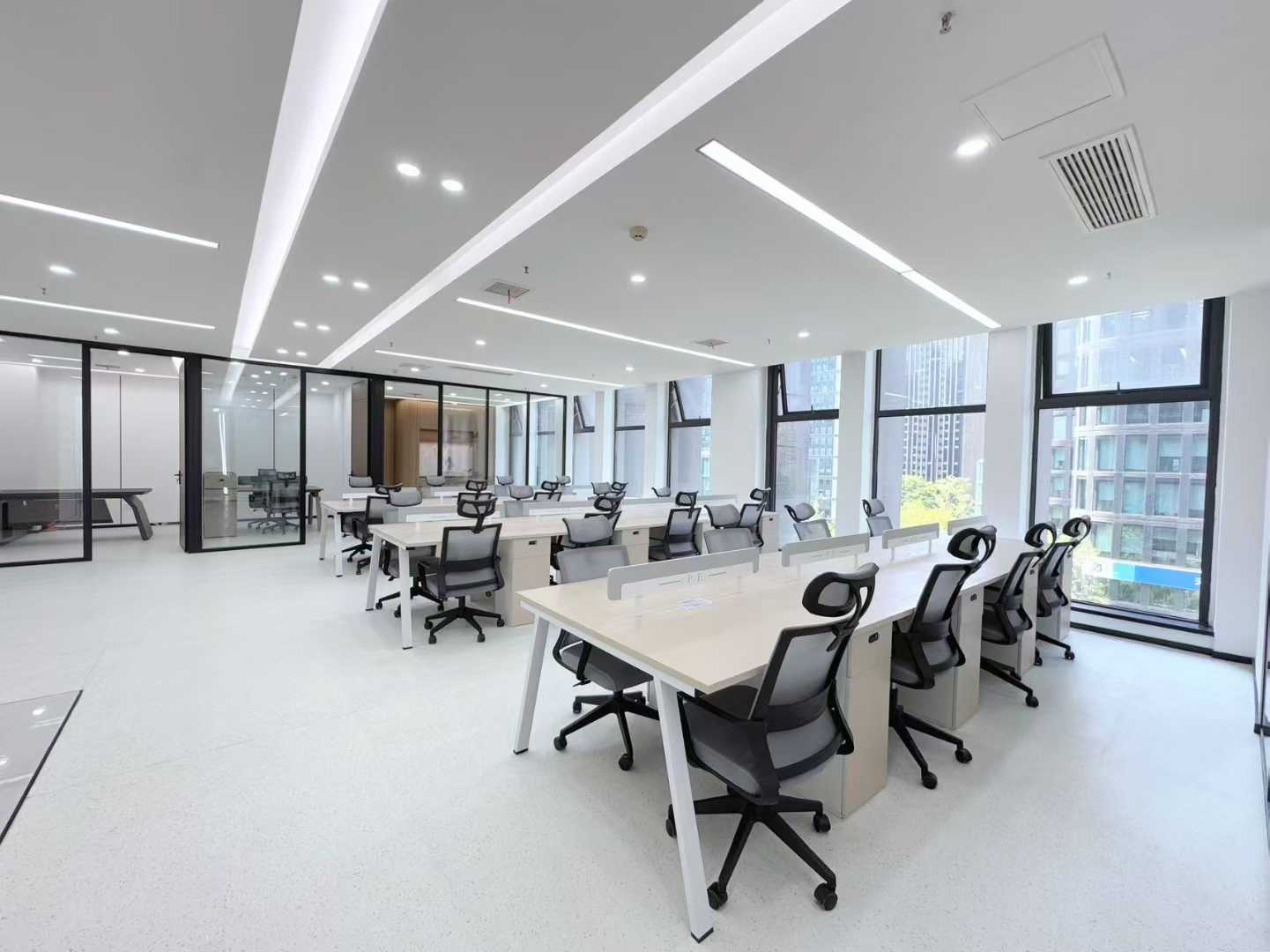 天府三街地铁口 侧对电梯 按套出租含物业费 4隔间30工位 拎包入住 新希望国际办公室出租