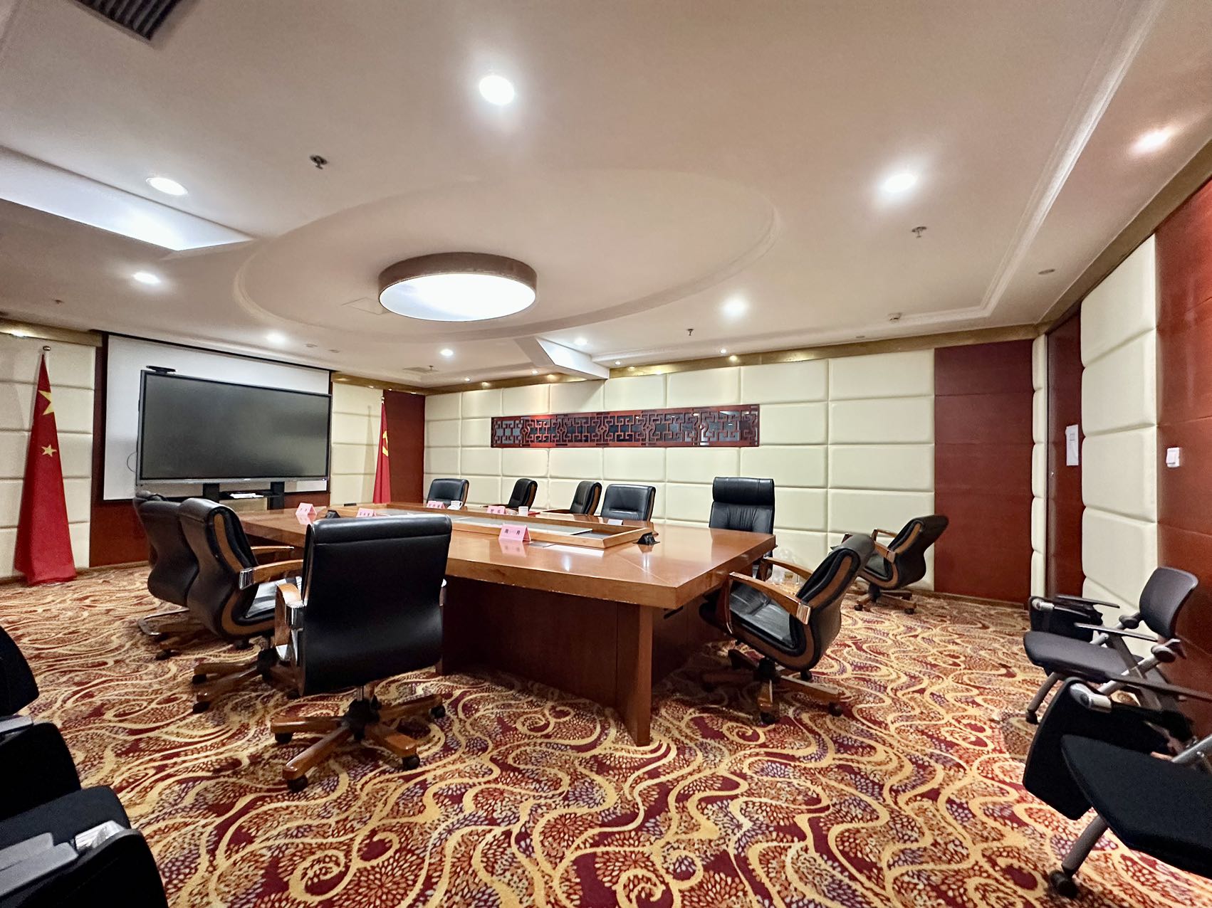 孵化园大气国企风 中式装修 半层出租 24小时空调 1000平方 20个隔间60工位  大气前台 中航国际交流中心办公室出租