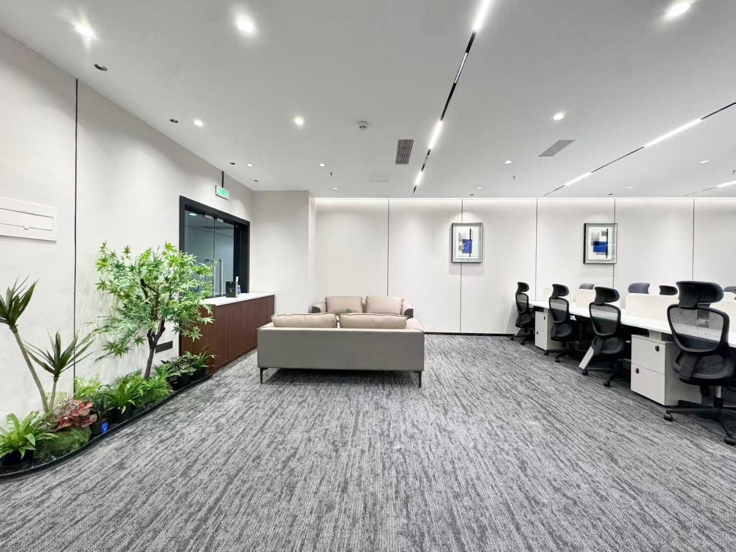 1号线高新地铁三四百米 4隔间30工位 精装带家具 轻奢风 全落地窗玻璃 中航城市广场办公室出租