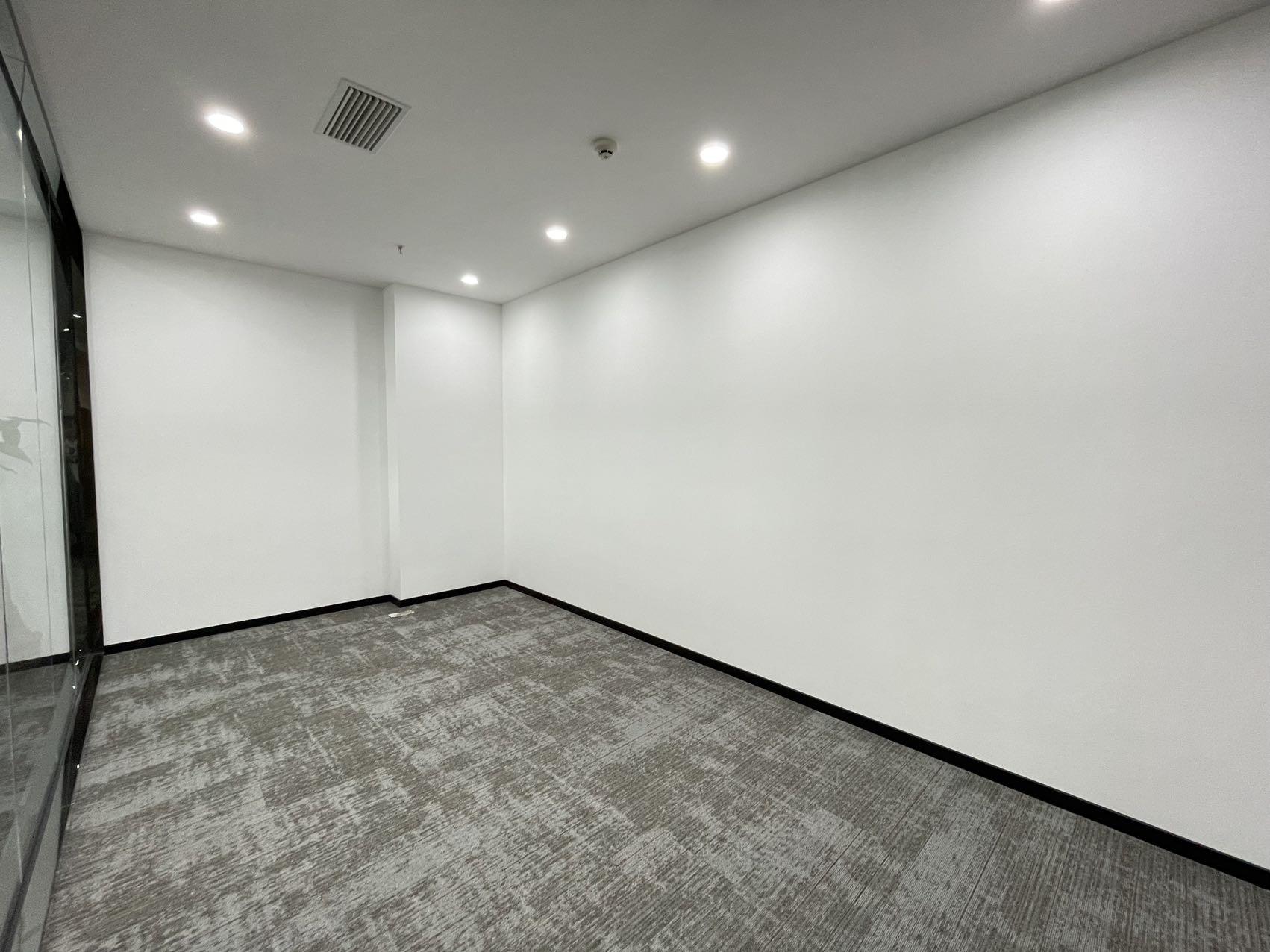 高新区新世纪环球中心338平精装办公室带家具 拎包入住  交通便利 采光通透