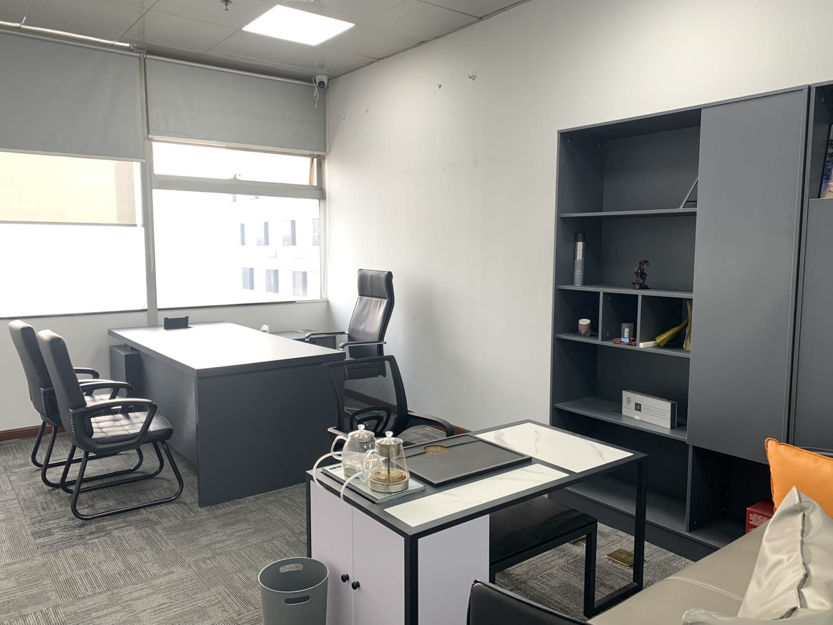 锦江区东湖公园地铁口 6隔间50工位 电梯口 带家具 含物业费 户型方正 华润广场办公室出租