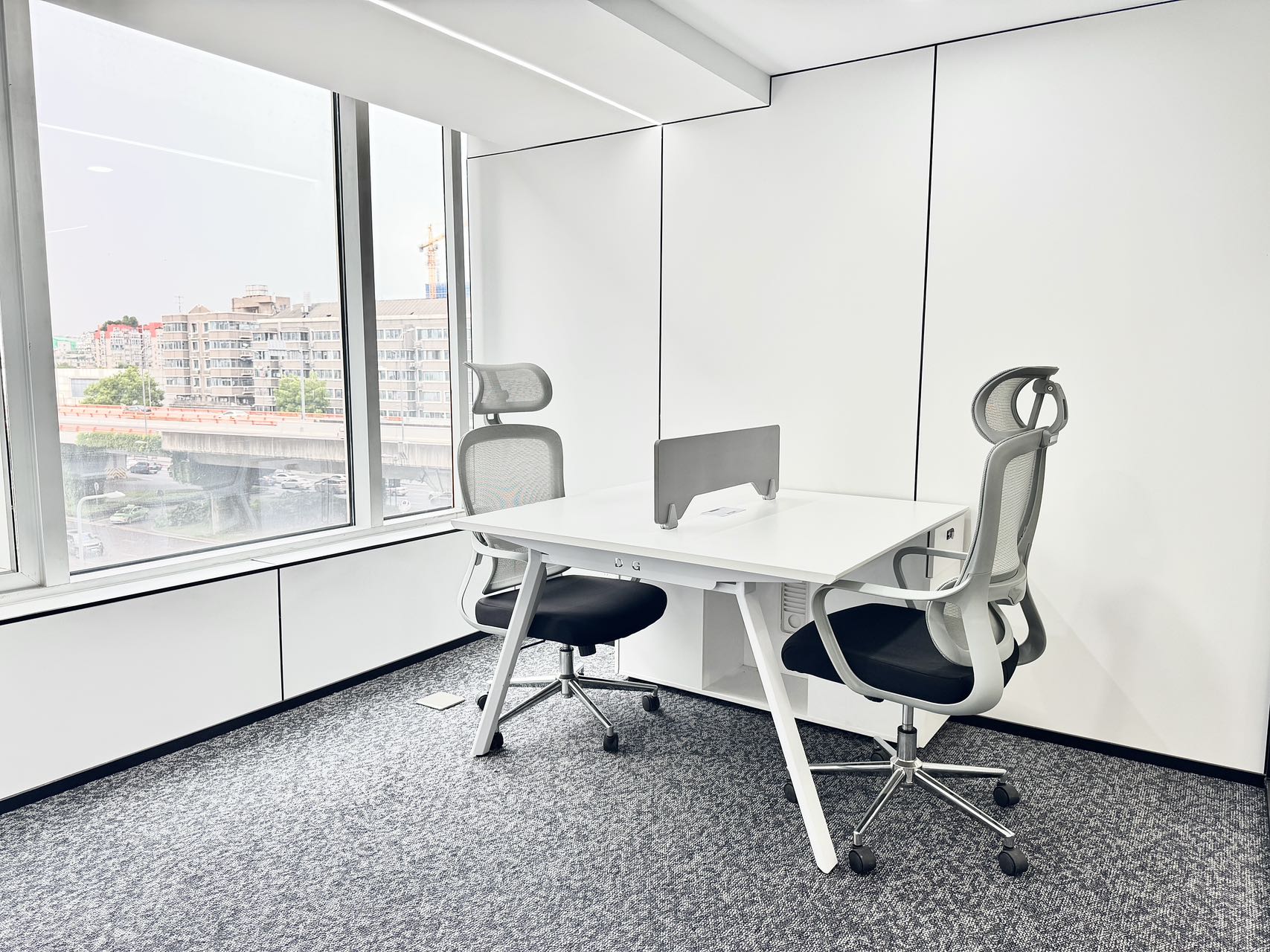 红牌楼新楼盘 344平 6隔间8工位带超大会议室 适合接待用房 电梯口 双面采光 鼎冠中心办公室出租