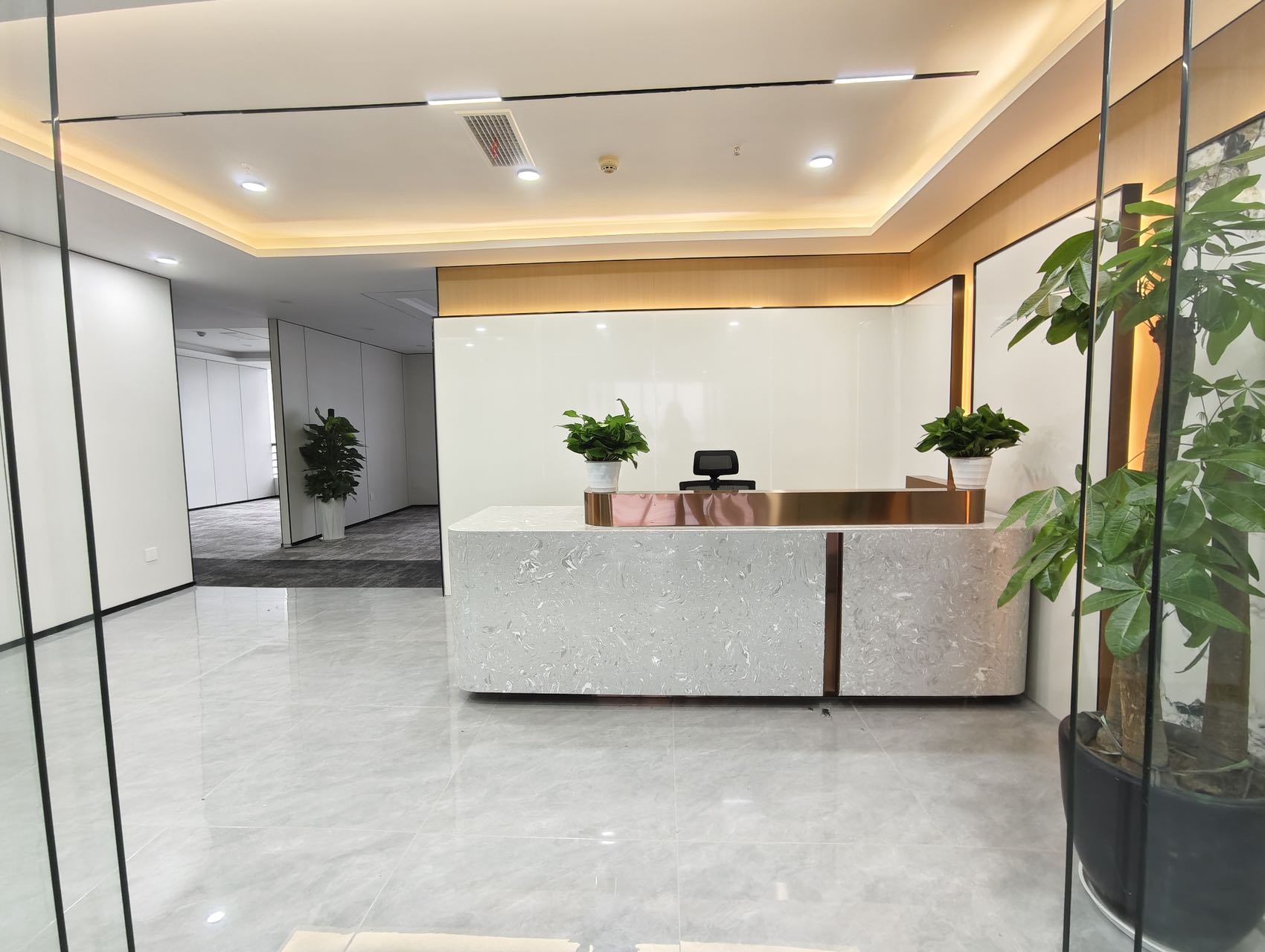 东门大桥地铁上盖 按套出租 5隔间23工位 报价含物业费 朝南 户型方正 带前台 东方广场办公室出租