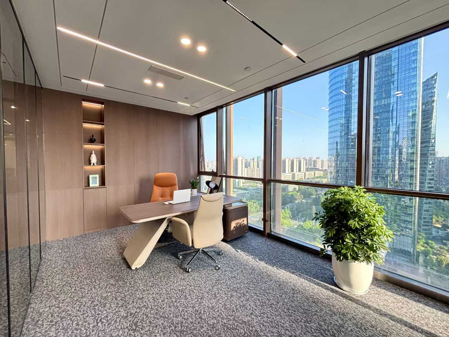 高新世纪城地铁口甲级楼盘 289平方 4隔间36工位 品质装修带家具 带入户显示屏 东方希望天祥办公室出租