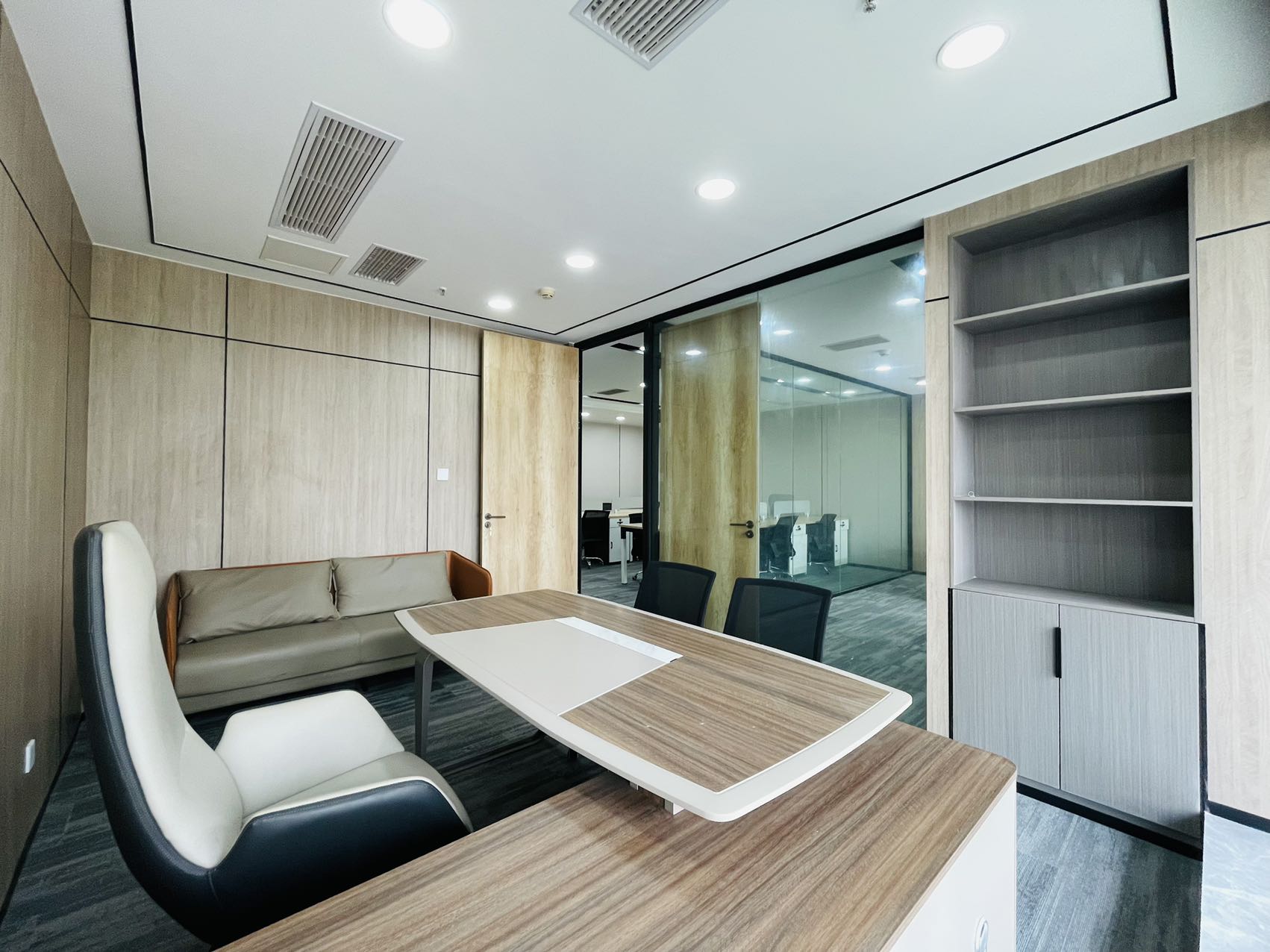 成华区火车东站2/7号线双地铁 140平方 3隔间12工位 户型方正 精装带家具 小户型出租 西希国际办公室出租