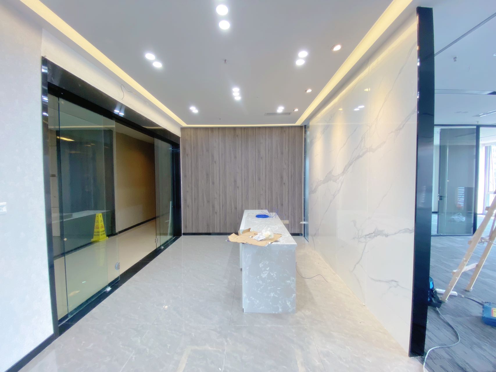 高新区24小时空调甲写楼盘 236平方 4隔间31工位  电梯口 采光视野巴适 带家具 晶科一号办公室出租