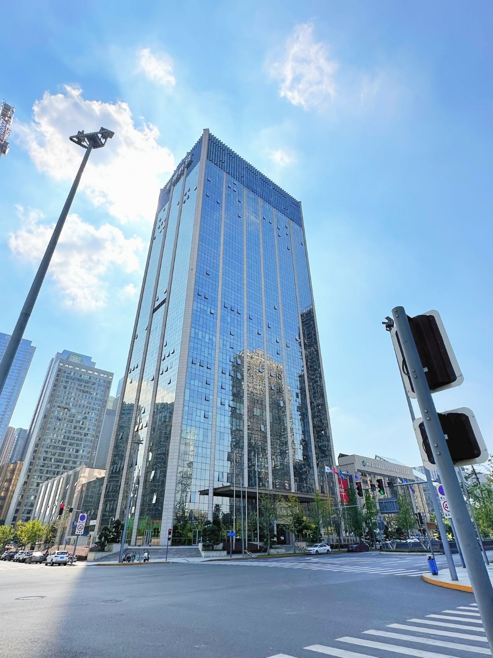 9号线芯岛地铁小几百米 甲写楼盘 345平方 4隔间24工位 高区视野巴适 户型方正 带家具 嘉煜金融科技中心办公室出租