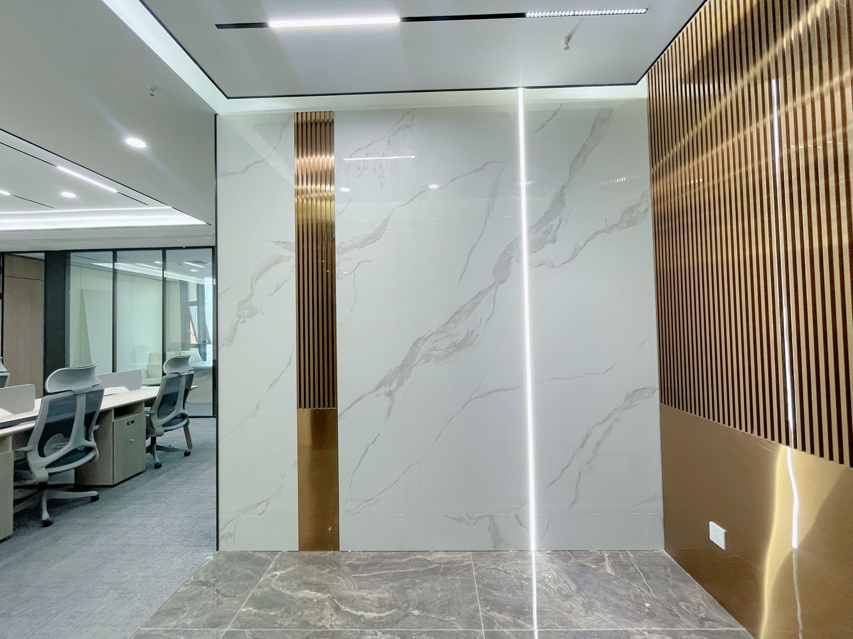 人民北路甲级高区小户型 电梯口旁 159平 3隔间12工位 24小时空调 北成8号办公室出租