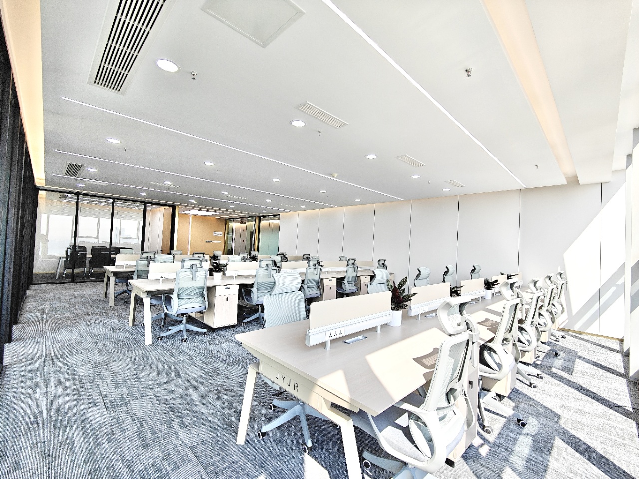 1号线孵化园9号线芯岛三四百米 329平方 4隔间40工位 双面采光 高区视野非常向阳 嘉煜金融科技中心办公室出租