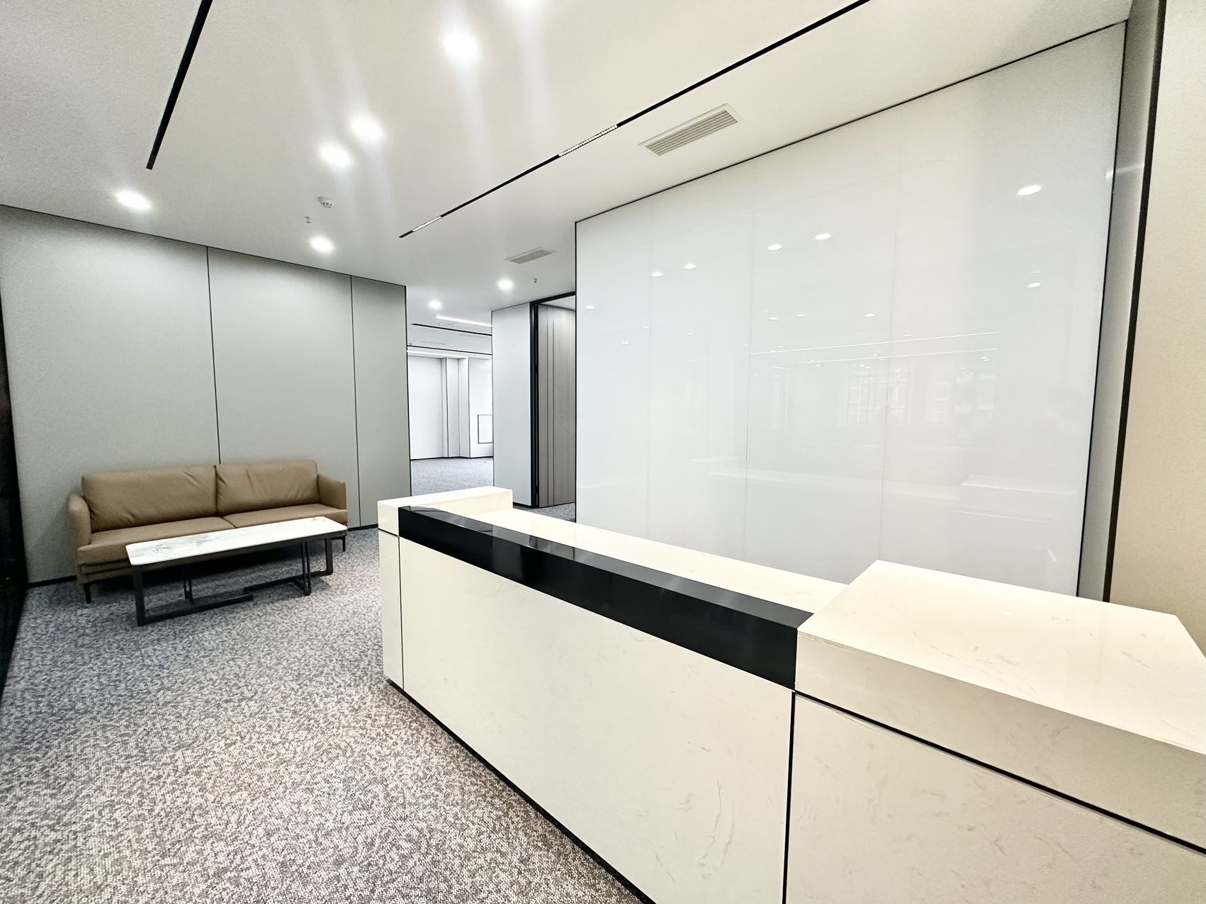 武侯区红牌楼甲级现房 264平方 4隔间12工位 东南朝向 户型方正 带前台 拎包入住 鼎冠中心办公室出租