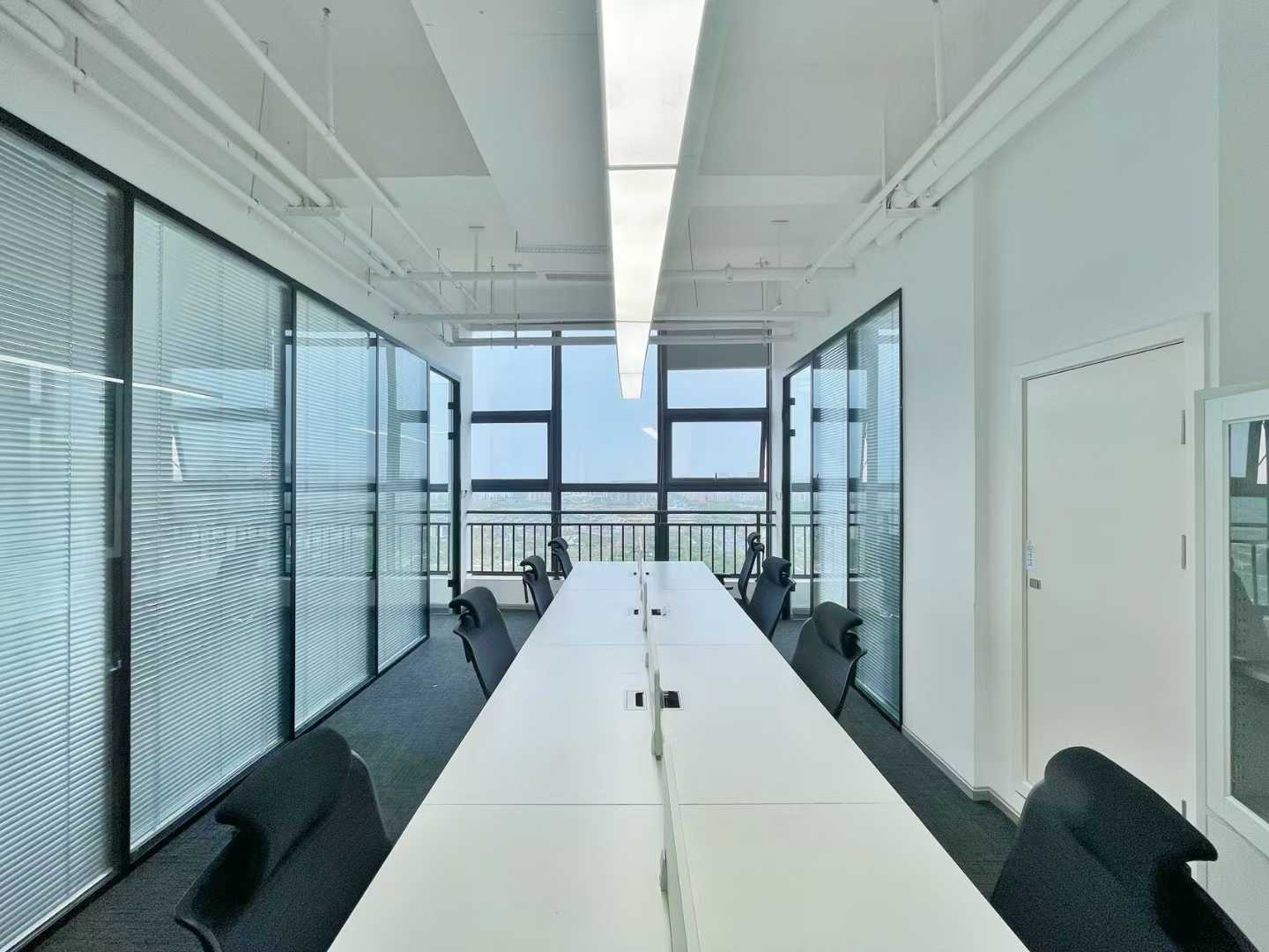 高新区剑南大道旁5号线锦城湖地铁四五百米 185平 4隔间8工位 双面采光 带家具 视野巴适 瑞鑫时代广场办公室出租