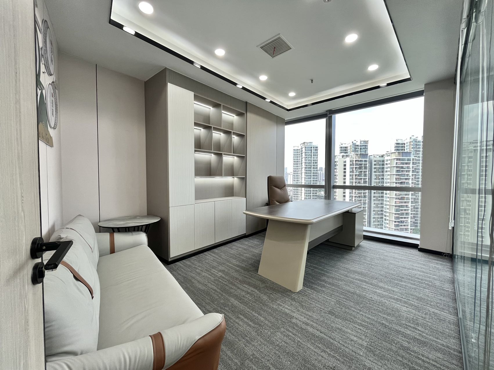 市中心东门大桥24小时空调甲级楼盘 按套出租 3隔间16工位 报价含家具可调配 明宇金融办公室出租