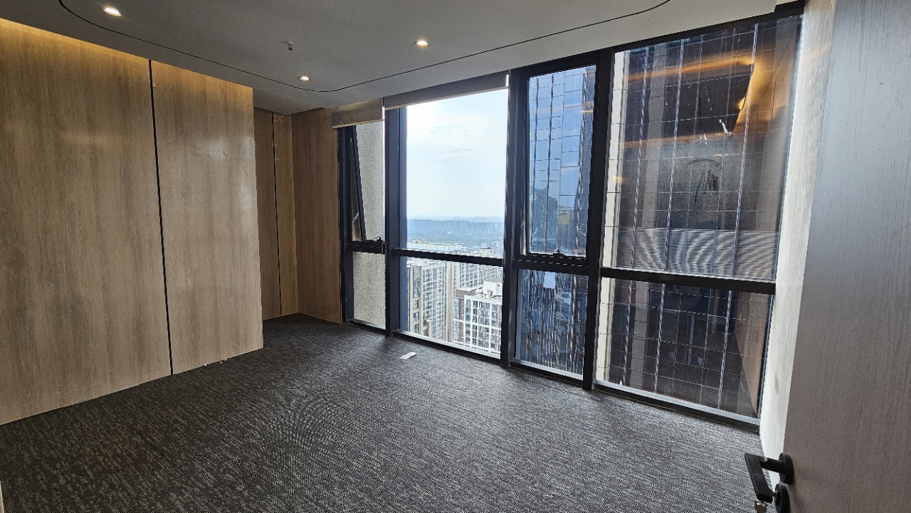 孵化园甲级楼宇 367平方 4隔间24工位 报价69元含税 三地铁交汇 西南朝向 双面采光 楚峰国际办公室出租