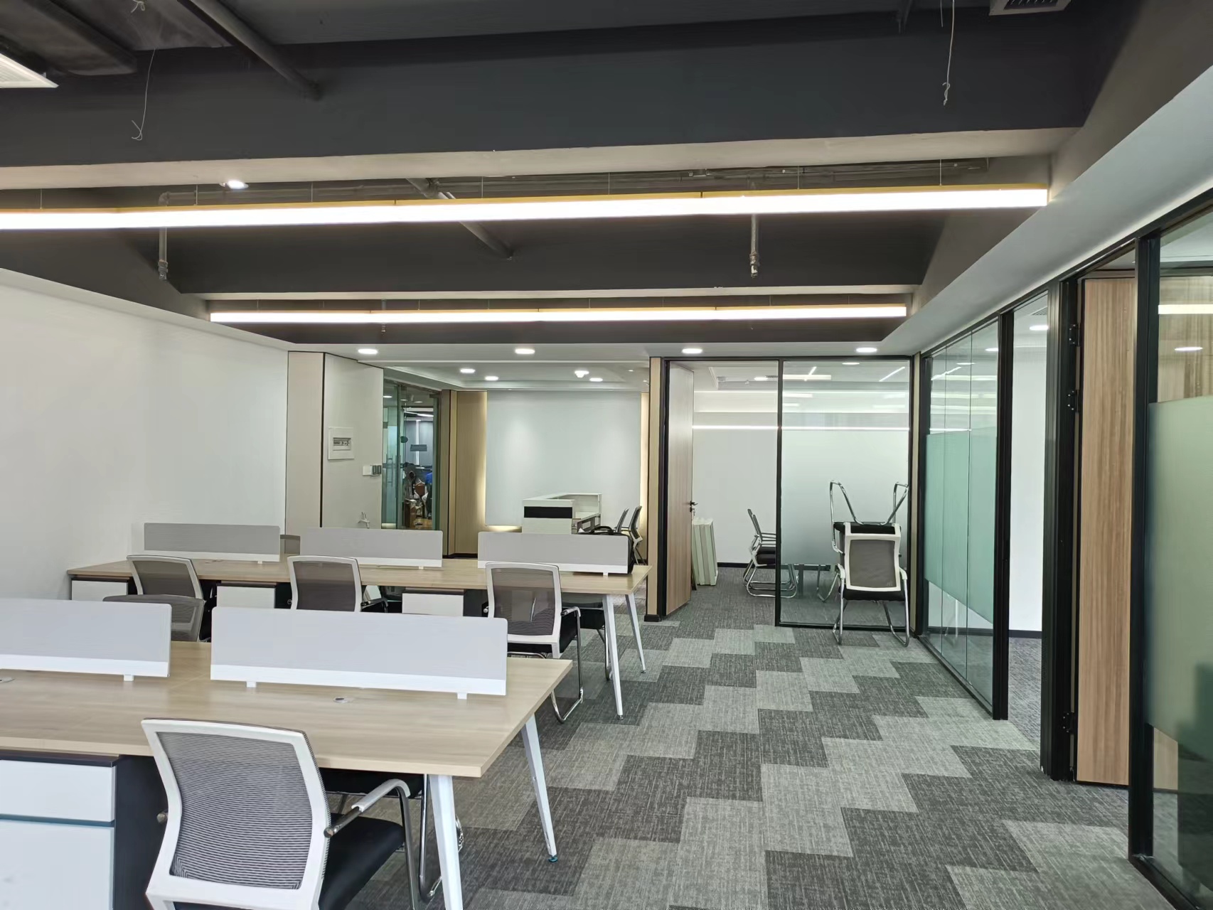 锦江区东门大桥地铁口 双面采光 168平 3隔间24人活着2隔间40工位 无加时费 东方广场办公室出租