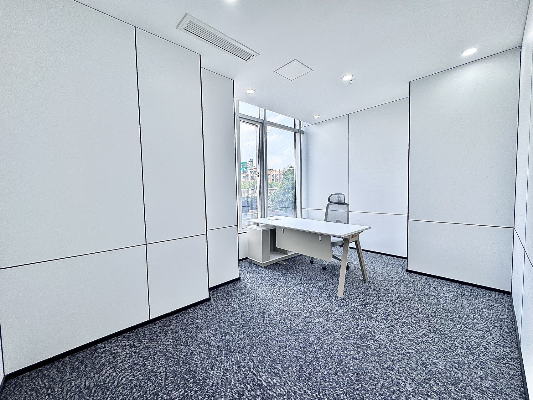 红牌楼地铁三四百米 服务面积338平 5隔间18工位 双面采光 24小时空调 精装带家具 鼎冠中心办公室出租