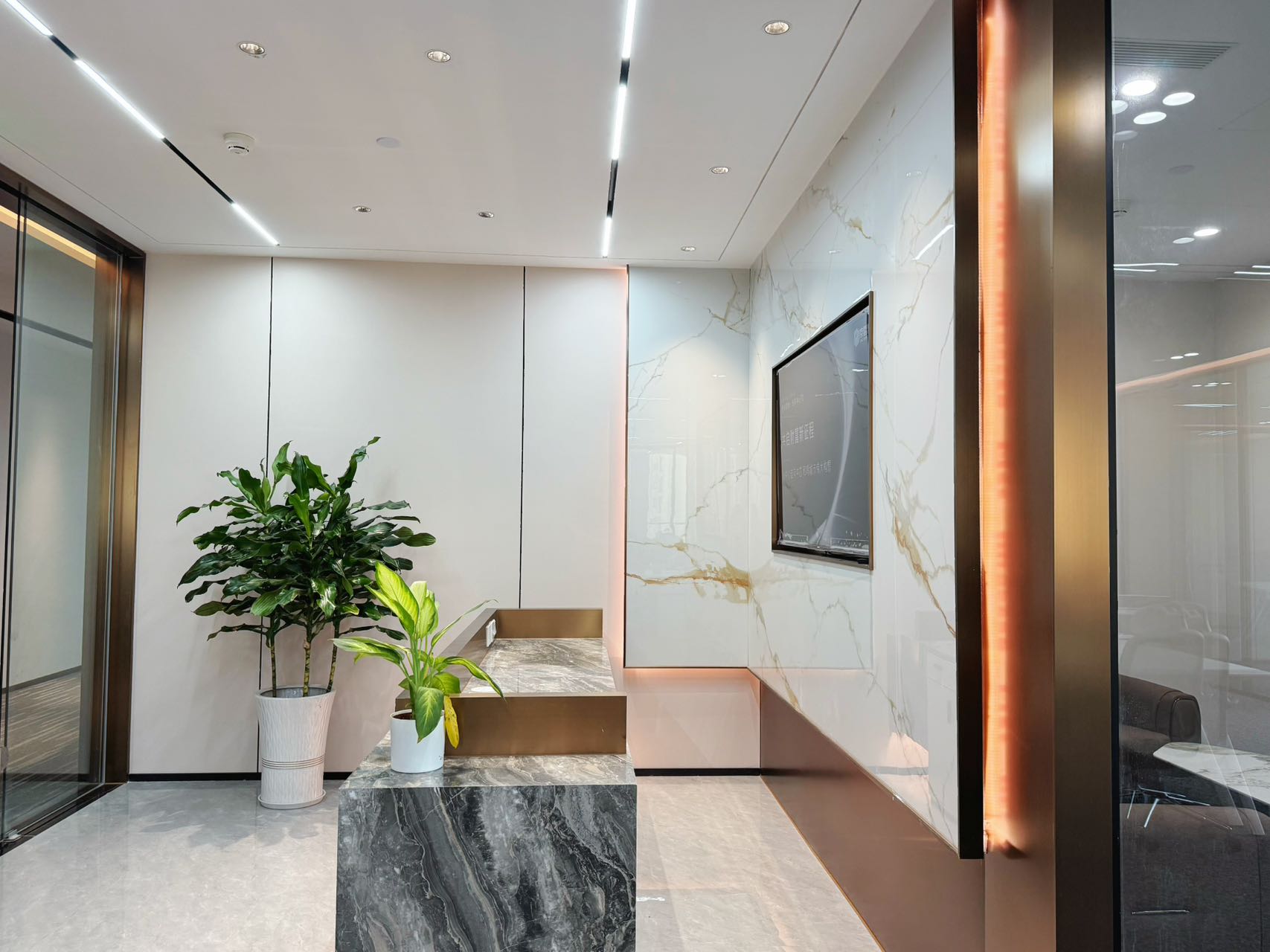 攀成钢东大路地铁口 超级品质楼盘 服务面积400平 7隔间36工位 双面采光 光环中心办公室出租