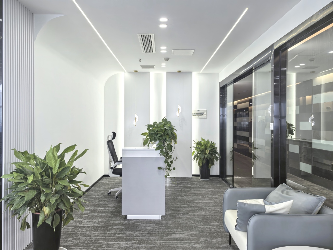 三街甲写精装双面采光 193平 4隔间20工位 现代极简风格 采光舒服 带家具大前台 香年广场办公室出租