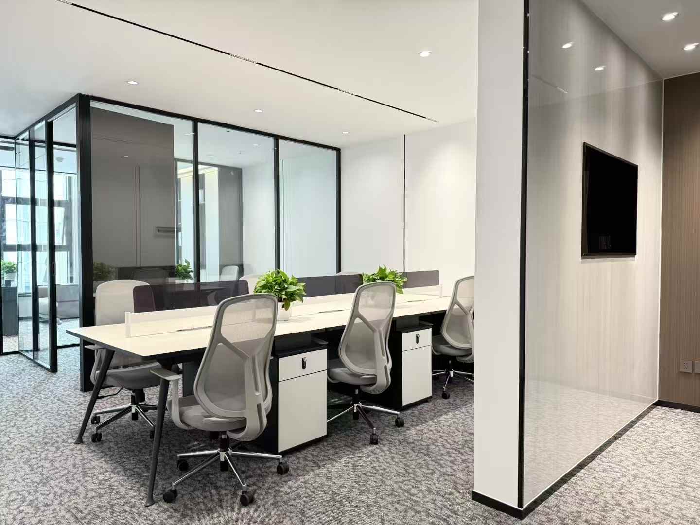 孵化园/金融城稀缺创业办事处小面积 按套出租 2隔间6工位 24小时空调 户型方正 中航国际交流中心办公室出租