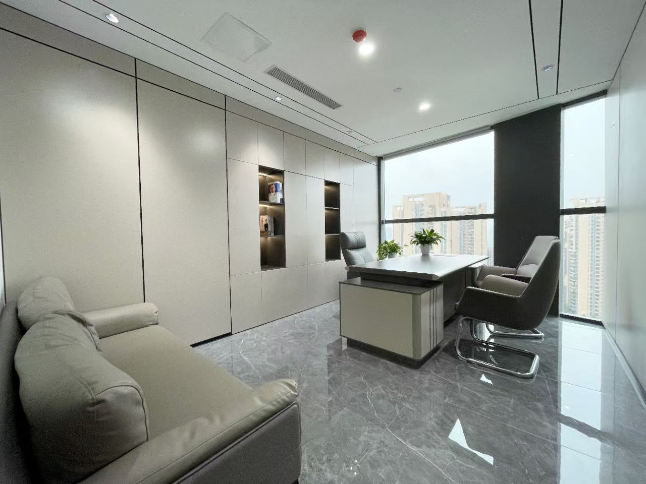 天府新区1号线广福地铁口 服务面积250平 4隔间16工位 精装带家具 全地砖 美凯龙大厦办公室出租