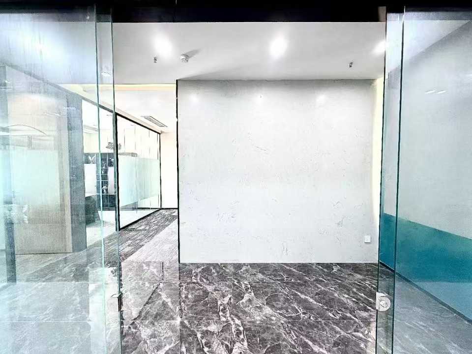 成华区龙潭寺地铁口 创业精选小面积 2隔间6工位 精装带家具 视野巴适 博汇大厦办公室出租