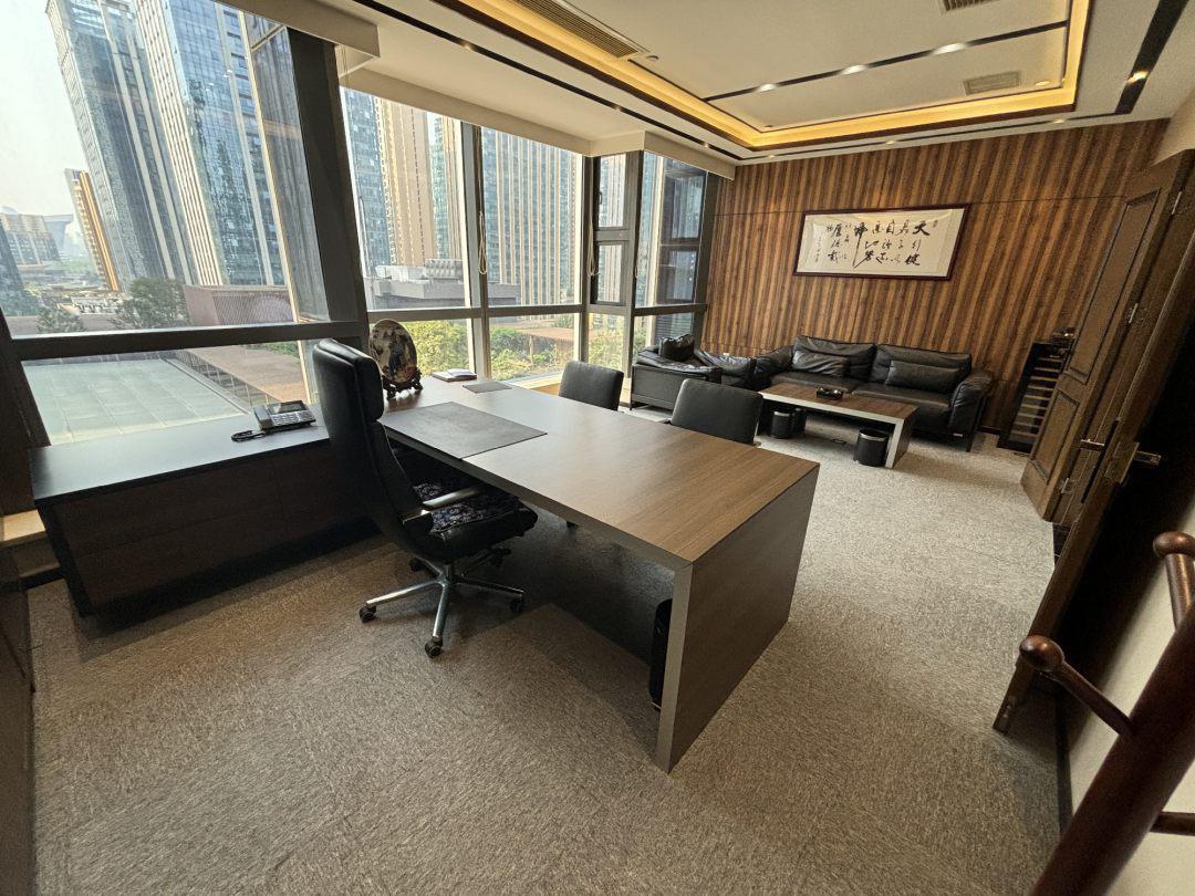 天府二街超甲电梯口户型 大门头昭示性强 335平方 7隔间6工位 60元单价 领地环球金融中心