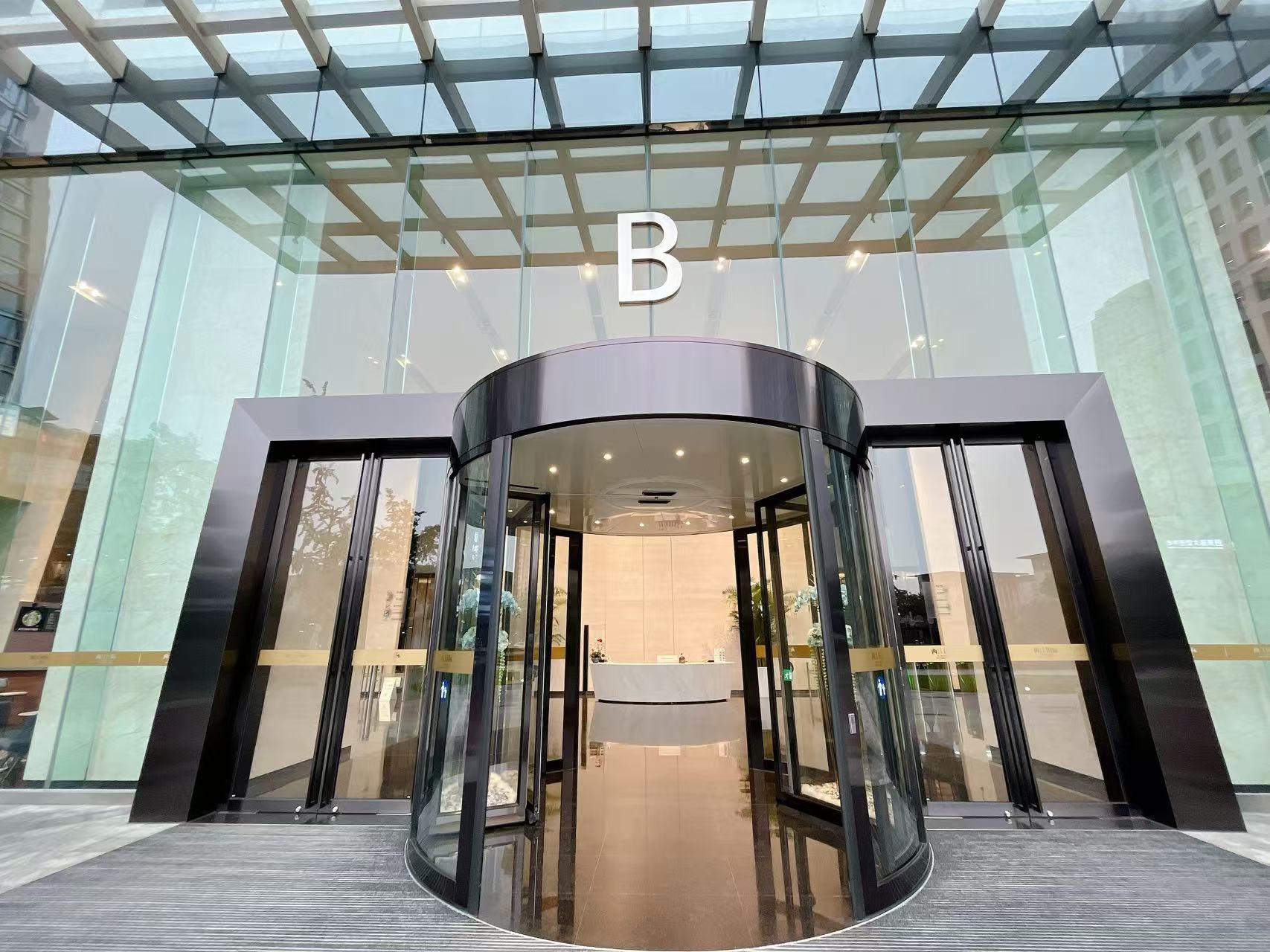 高新区风水宝地 超甲楼盘 437平产权面积 8隔间40工位带小阳台 全新配置 业主直租 带家具 两江国际办公室出租