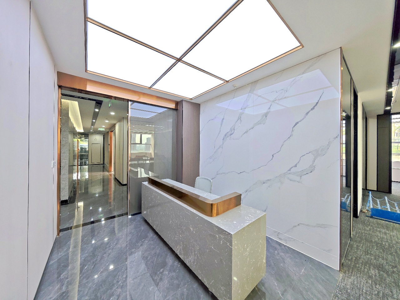 高新区核心CBD位置 孵化园地铁口 196平 4隔间16工位 双面采光 24小时空调含能耗 嘉润国金办公室出租