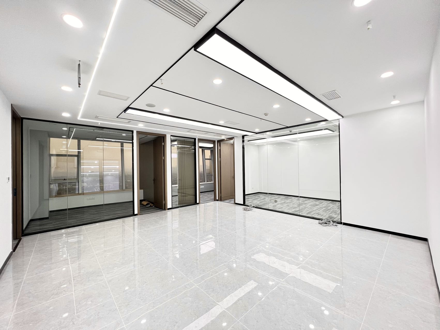 亚洲第一单体建筑环球中心 地铁口区（E区）套租 5隔间16工位 朝外视野巴适 配套丰富 含物业费 环球中心办公室出租