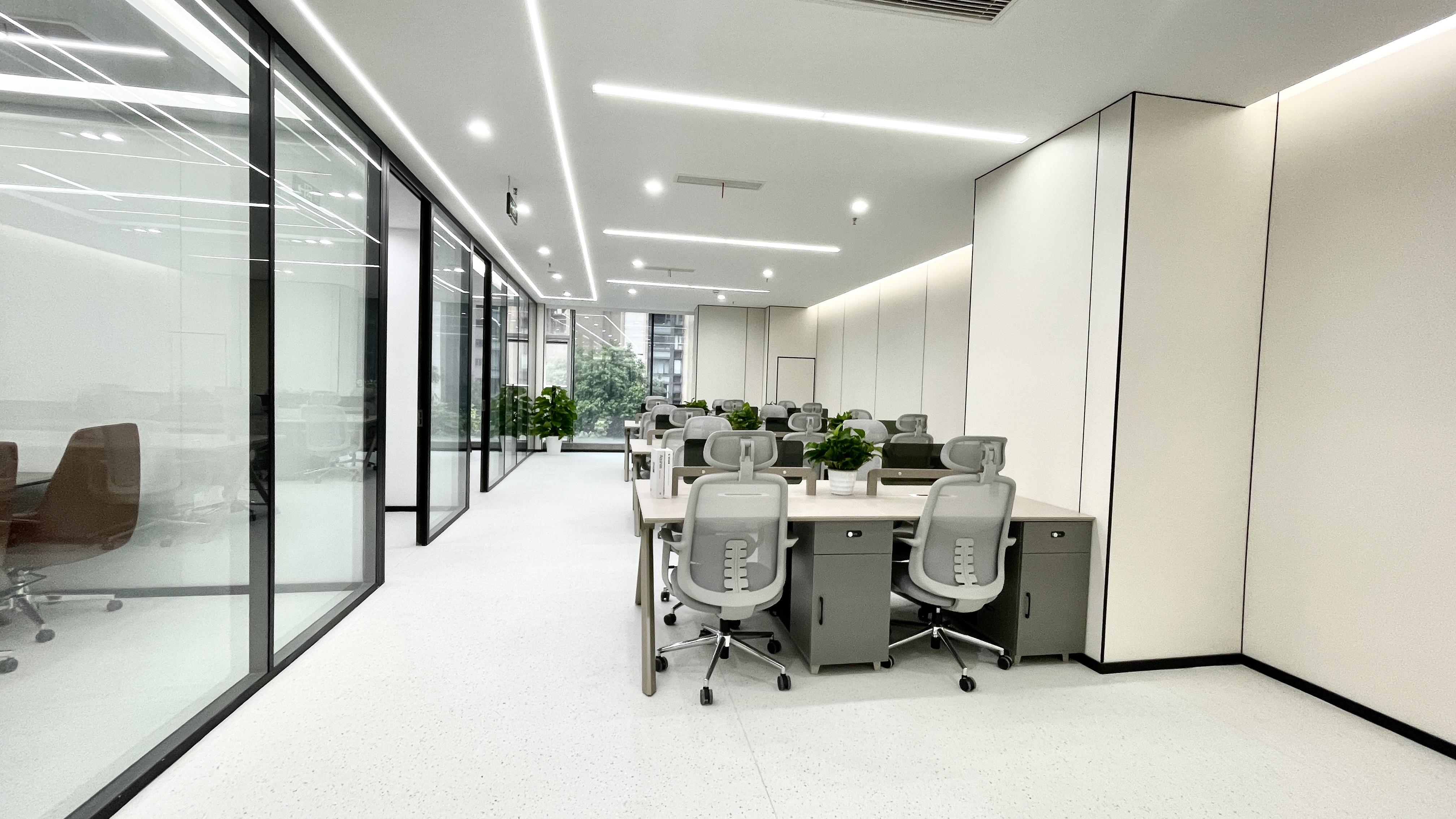 金融城版块5号线市一医院三四百米 246.4平方 4隔间19工位 整层打造带休息区 天府新谷办公室出租