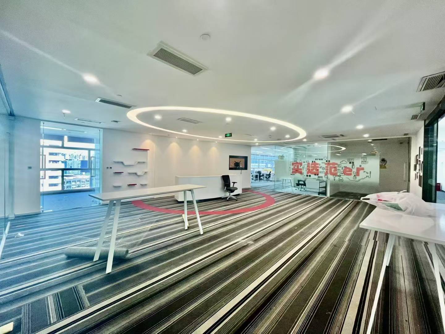 阿里中心现房出租大面积出租 1000平 10隔间90工位 采光面大 适合员工多的企业  开发商自持大小面积均有