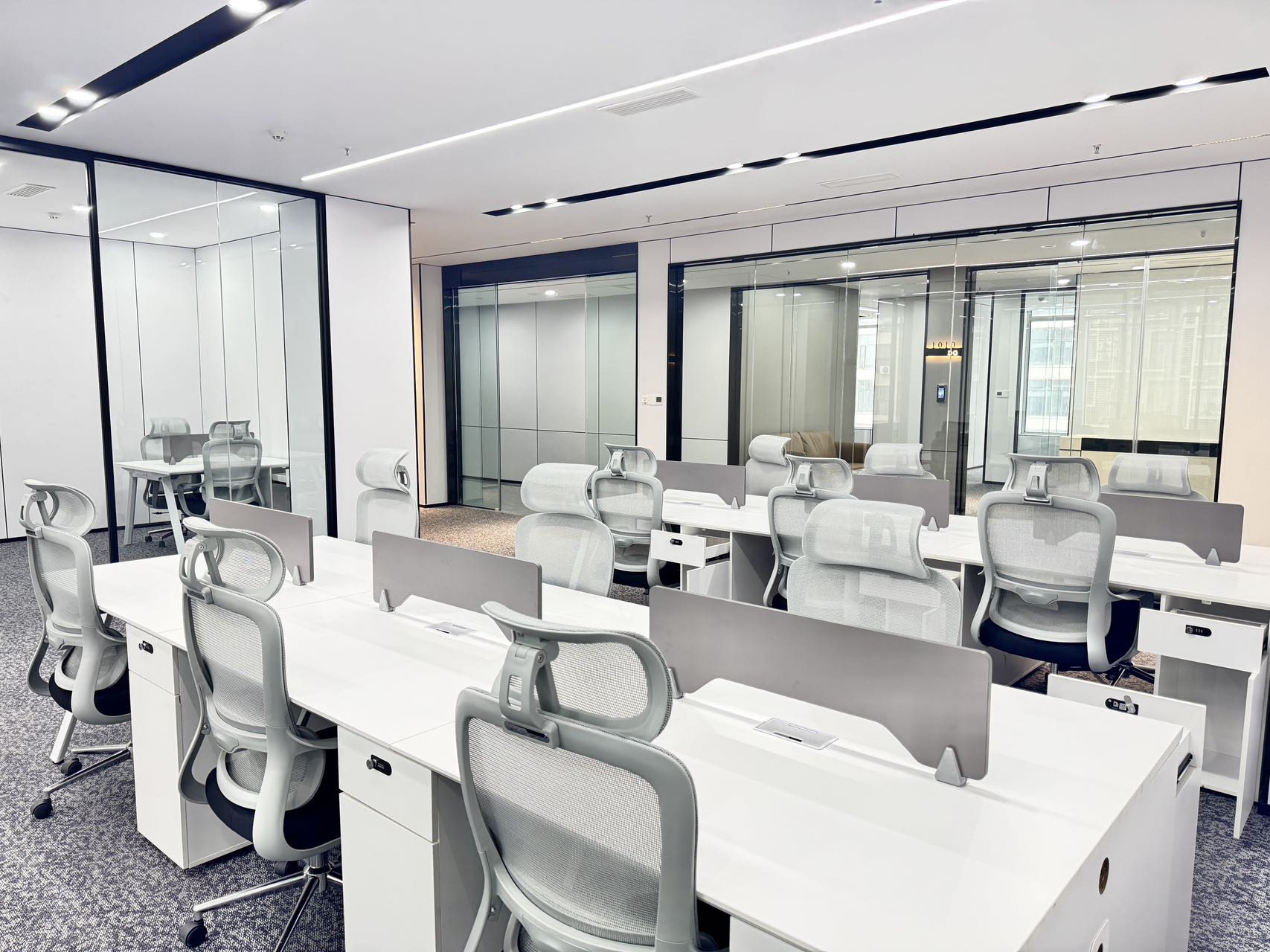 红牌楼地铁三四百米 247平方 4隔间18工位 户型方正 精装带家具 价格含税 鼎冠中心办公室出租