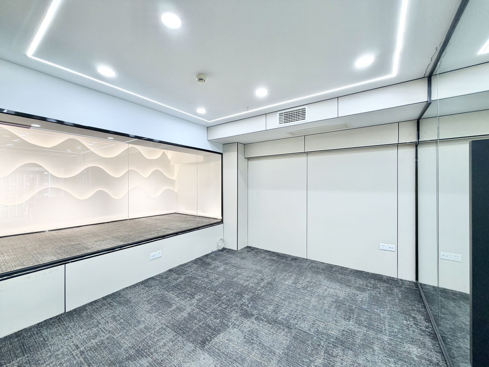 天府三街高性价比 利用率高 建面140左右  实得280左右 5隔间30工位 含物业费 福年广场办公室出租