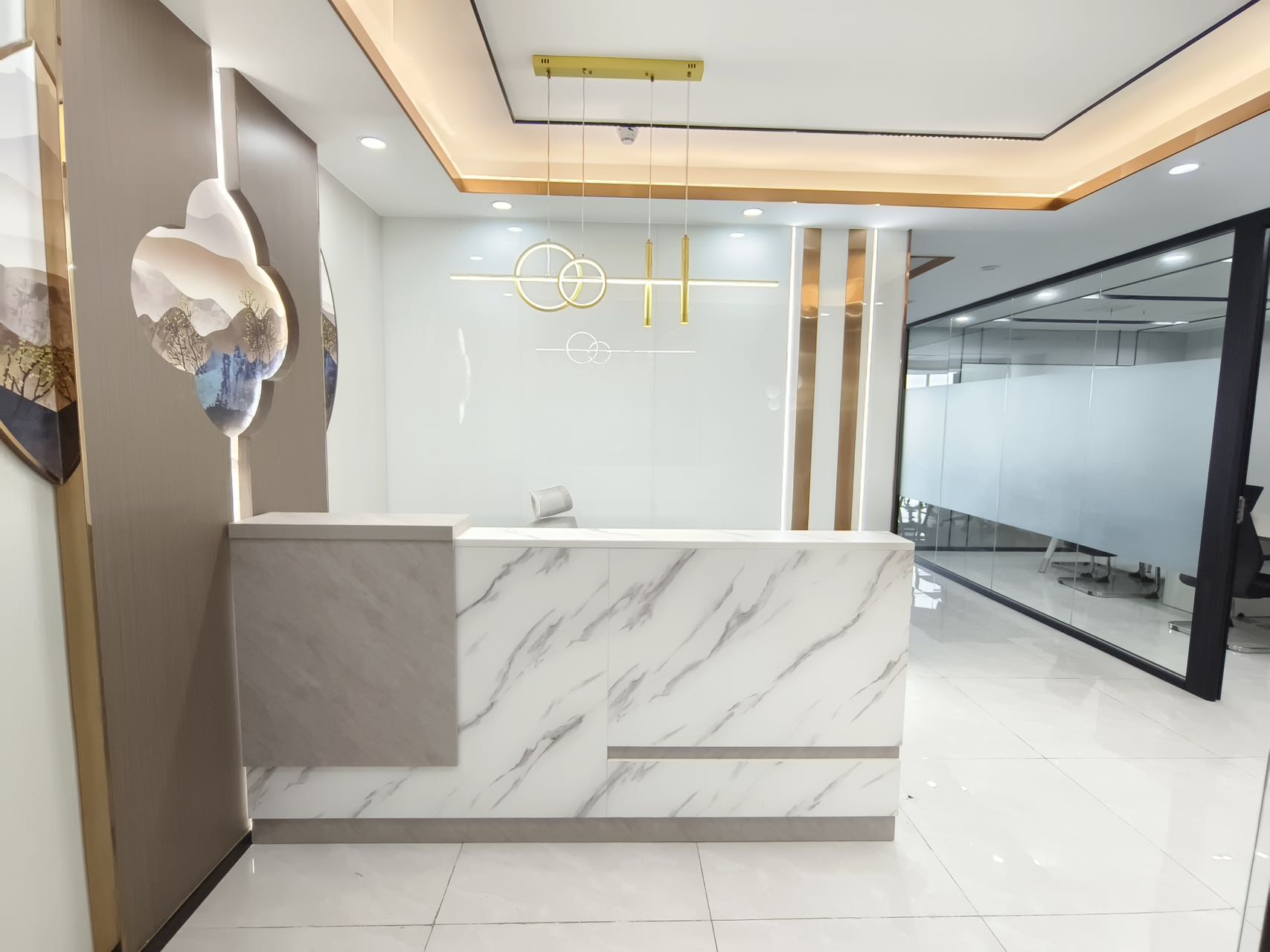 武侯区太平园地铁口 155平方 4隔间18工位带前台 无加时费 交通方便 下一站都市办公室出租