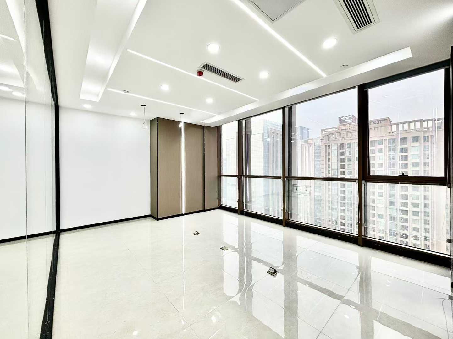 高新区世纪城地铁口双面采光优质户型 单价不到50元 370平 6隔间45工位 高区视野 东方希望天祥办公室出租