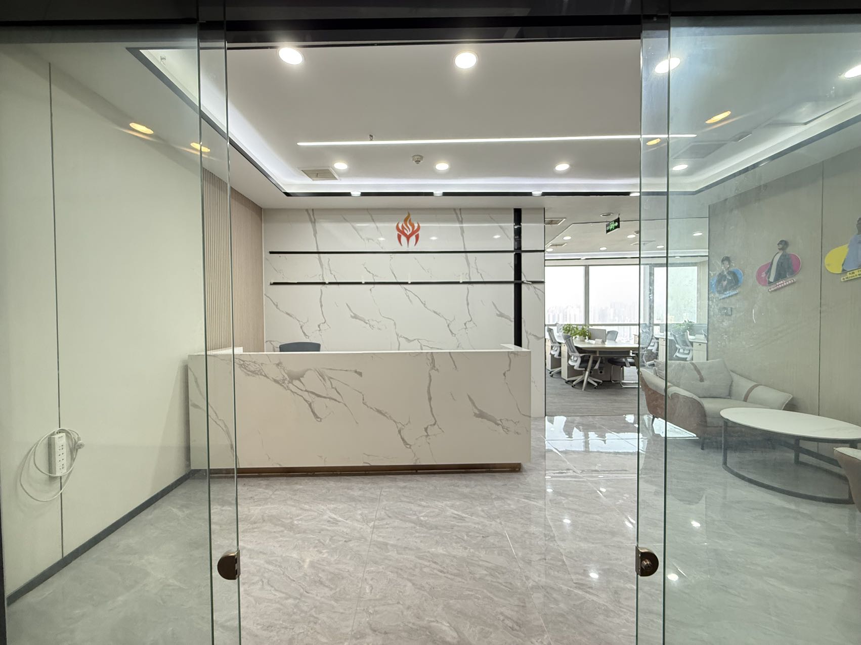 市中心2号线东门大桥甲写精装房源 5隔间30工位 带家具 视野巴适+前台 明宇金融广场办公室出租