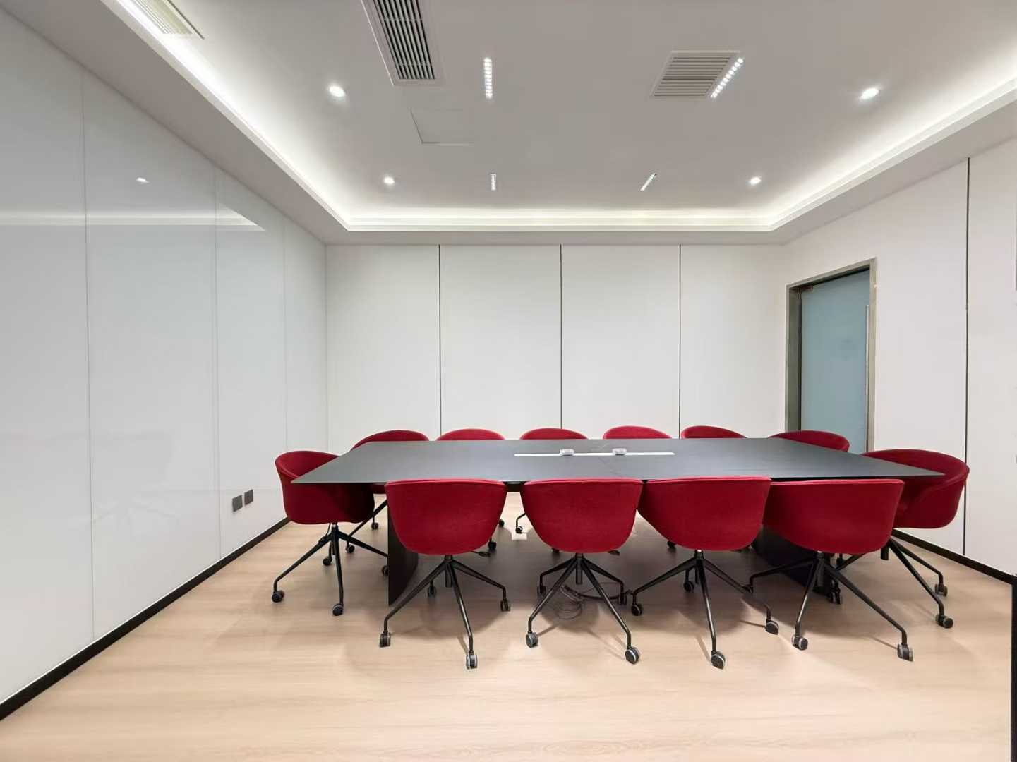 高新区孵化园核心CBD精致户型出租 338平 5隔间28工位 电梯口 大气前台 接待办公两不误 中航国际交流中心办公室出租