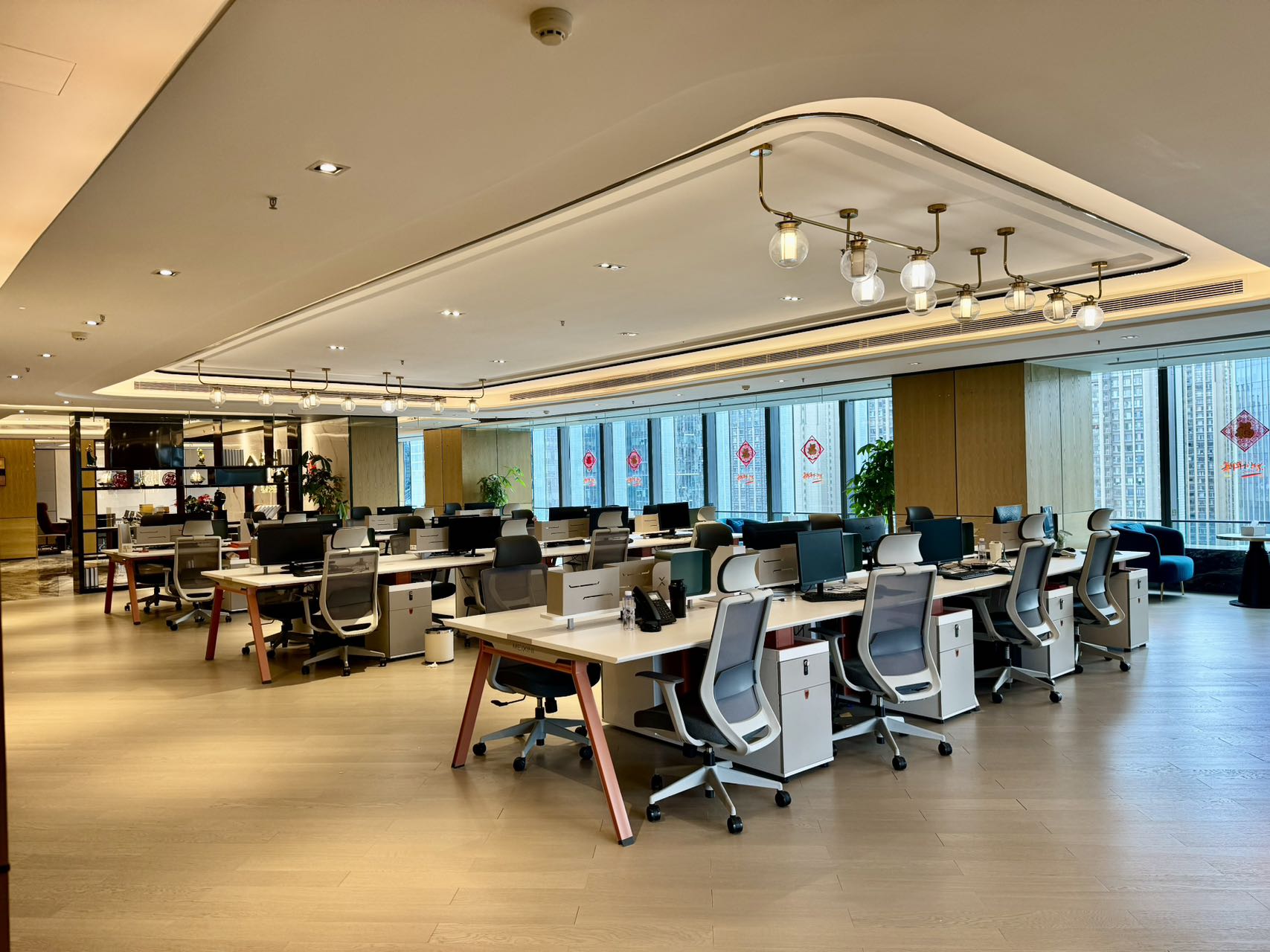 攀成钢超甲 品质装修 仅此一套 607平方 4隔间60工位带休息区 奢华前台 品质与形象的完美结合 环球都汇广场办公室出租