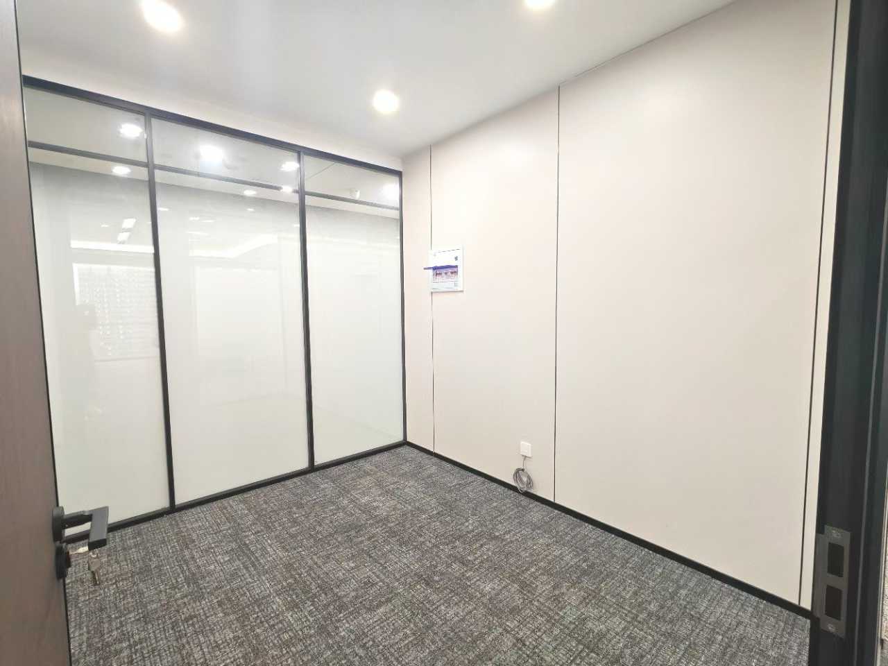 高新南区孵化园地铁上盖 248平 4隔间28工位 精装带家具 朝西 整栋打造 嘉润国金办公室出租